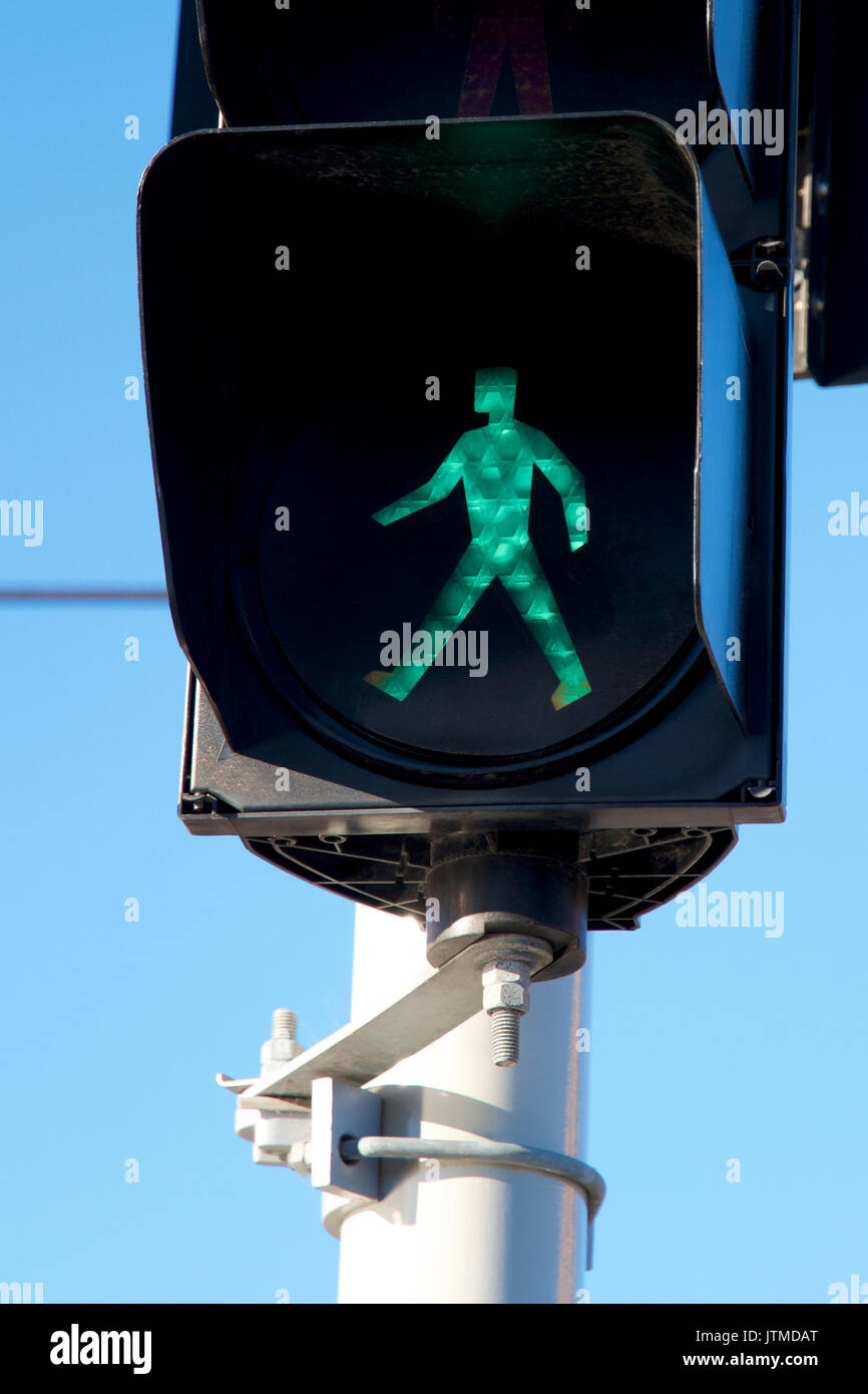 Warnschild: Green man Überqueren einer Straße. Stockfoto