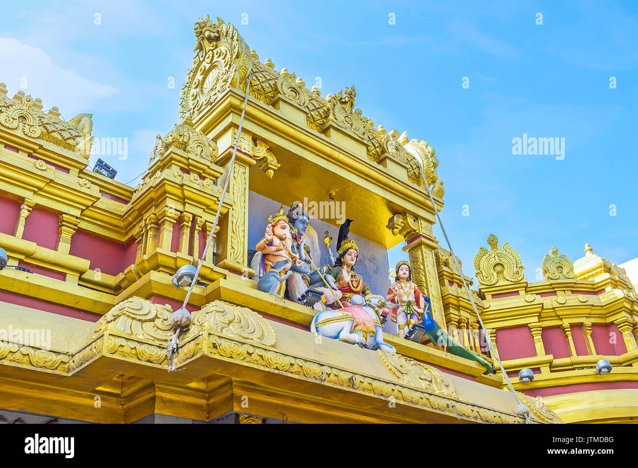 Die scultures der hinduistischen Gottheiten über dem Tor der Sri Muthu Vinayakar Swamy Kovil im Meer Straße von pettah Bezirk, Colombo, Sri Lanka. Stockfoto