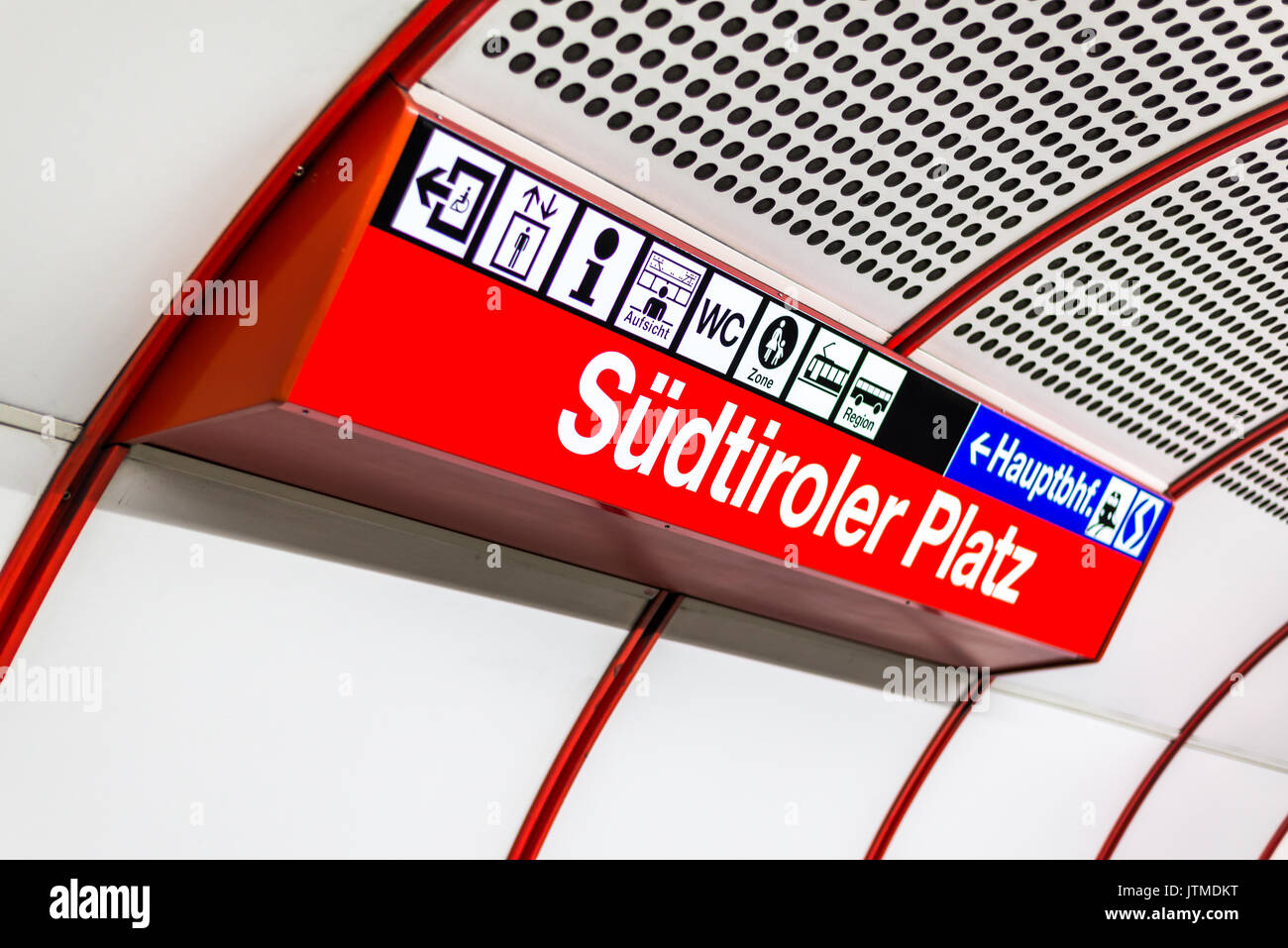 Wien, Österreich - 5 August 2015: U-Bahn und Metro Wegbeschreibungen auf der zur Höhe Südtiroler Platz. Wienn, Österreich. Stockfoto