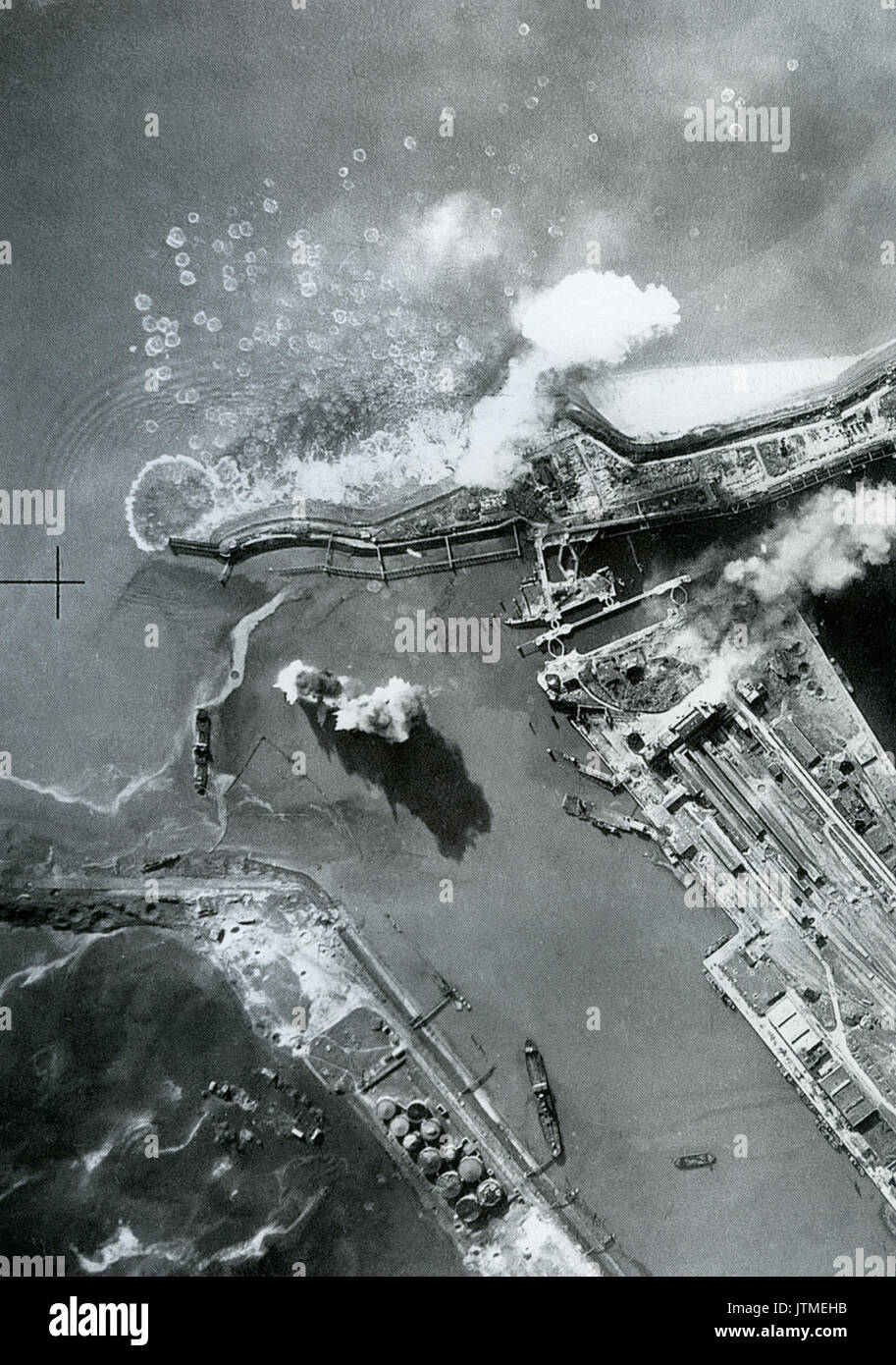 Insel Walcheren, Niederlande, 21. Oktober 1944. RAF Lancasters aus Nr. 3 Gruppe in einer Tageslicht Angriff auf eine deutsche Küsten Batterie Stockfoto