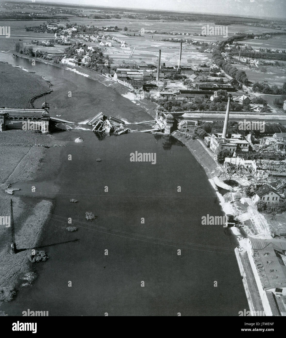 Mittellandkanal. Zusammengebrochen acqueduct über die Weser bei Minden nach der Bombardierung im Jahr 1944. Foto: USAAF Stockfoto