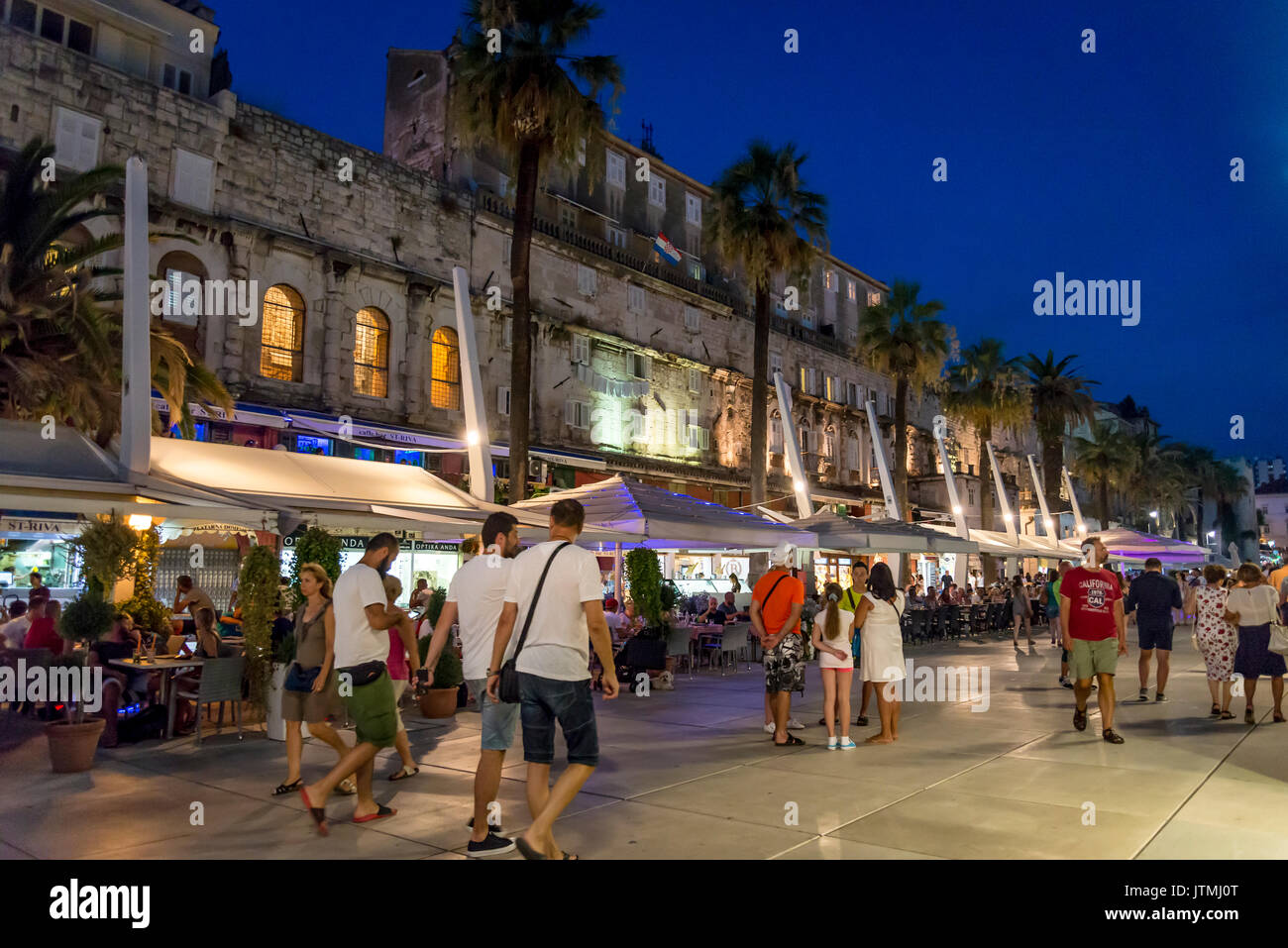 Der Riva, belebten Uferpromenade an der Südseite von Diokletian Palast voller Menschen und Cafeterias, Split, Dalmatien, Kroatien Stockfoto