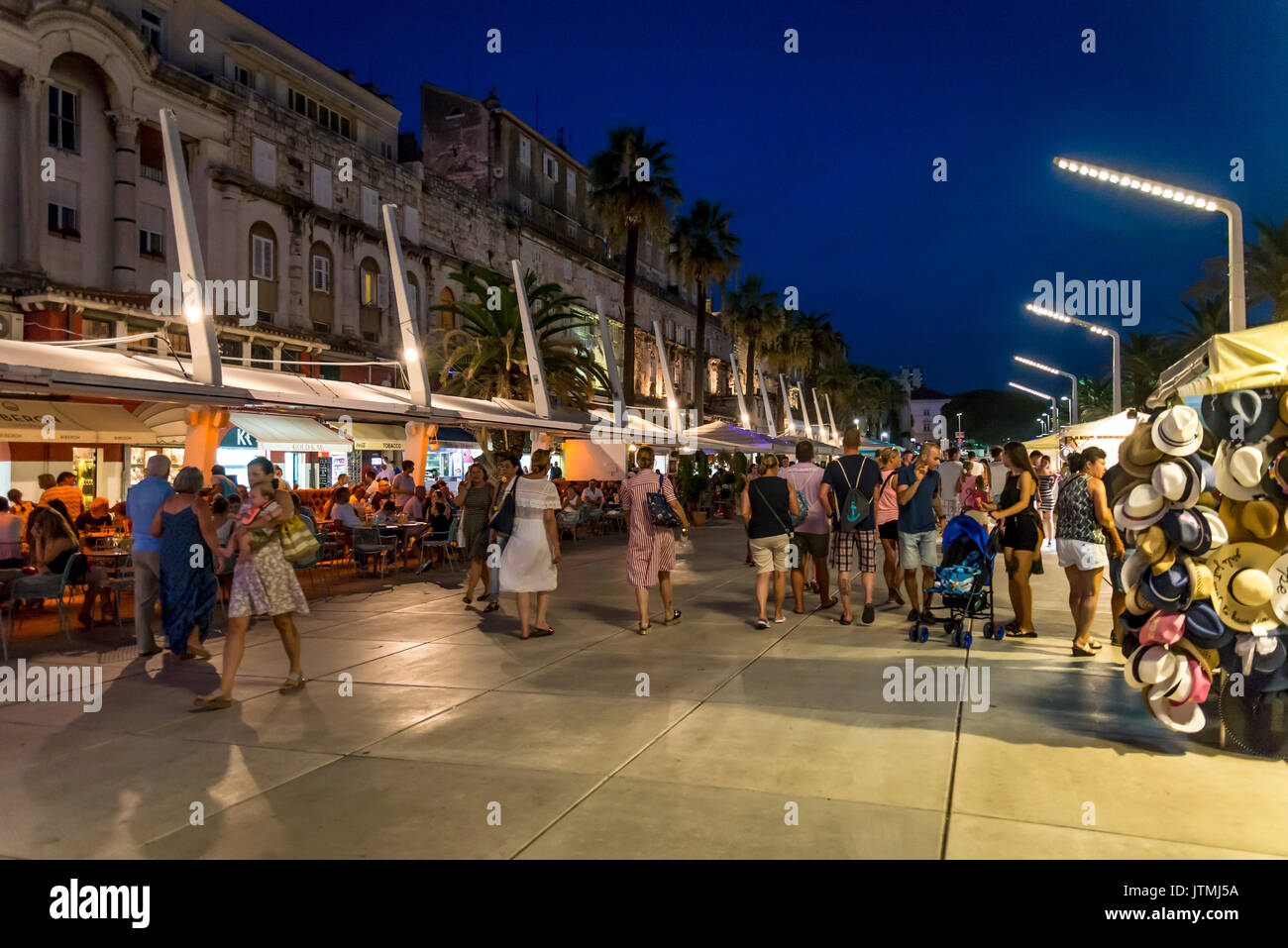 Der Riva, belebten Uferpromenade an der Südseite von Diokletian Palast voller Menschen und Cafeterias, Split, Dalmatien, Kroatien Stockfoto