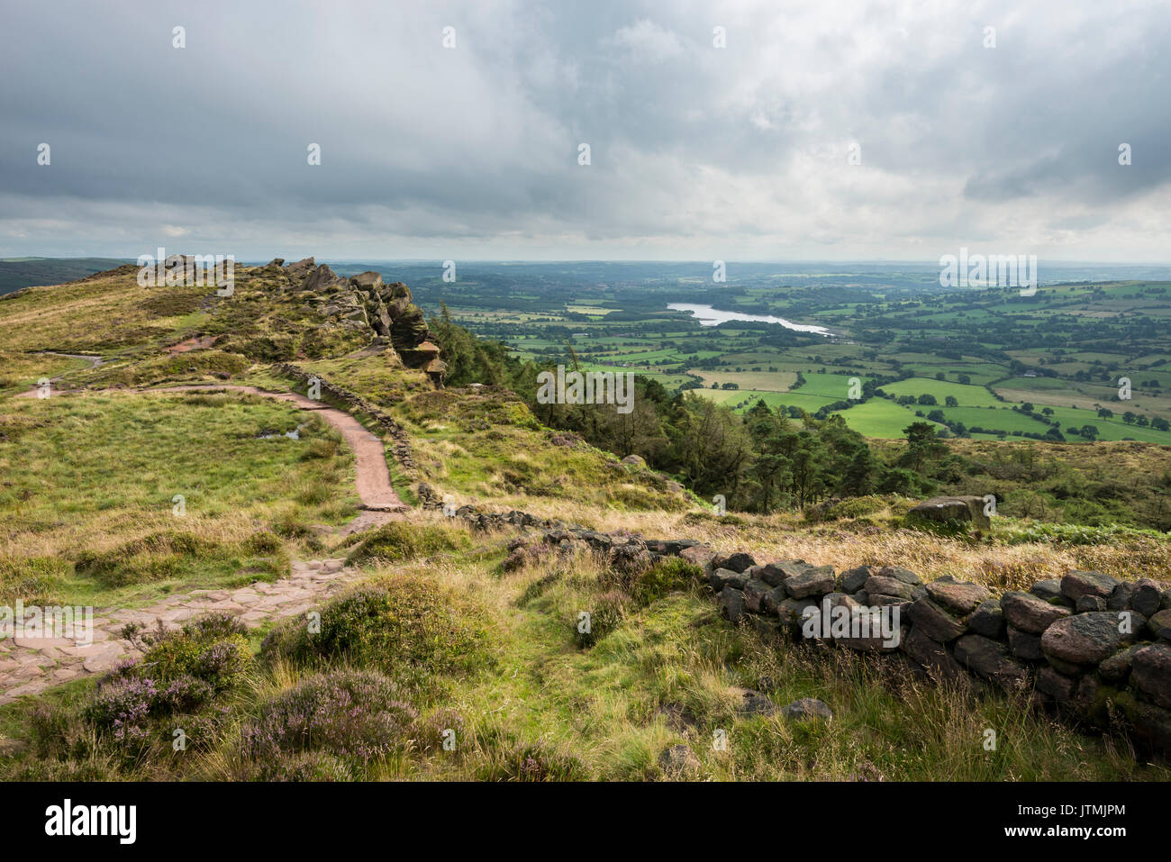 Fußweg auf der felsigen Flanke an die Kakerlaken im Peak District. Zerklüftete Landschaft mit Blick auf die Staffordshire Landschaft. Stockfoto