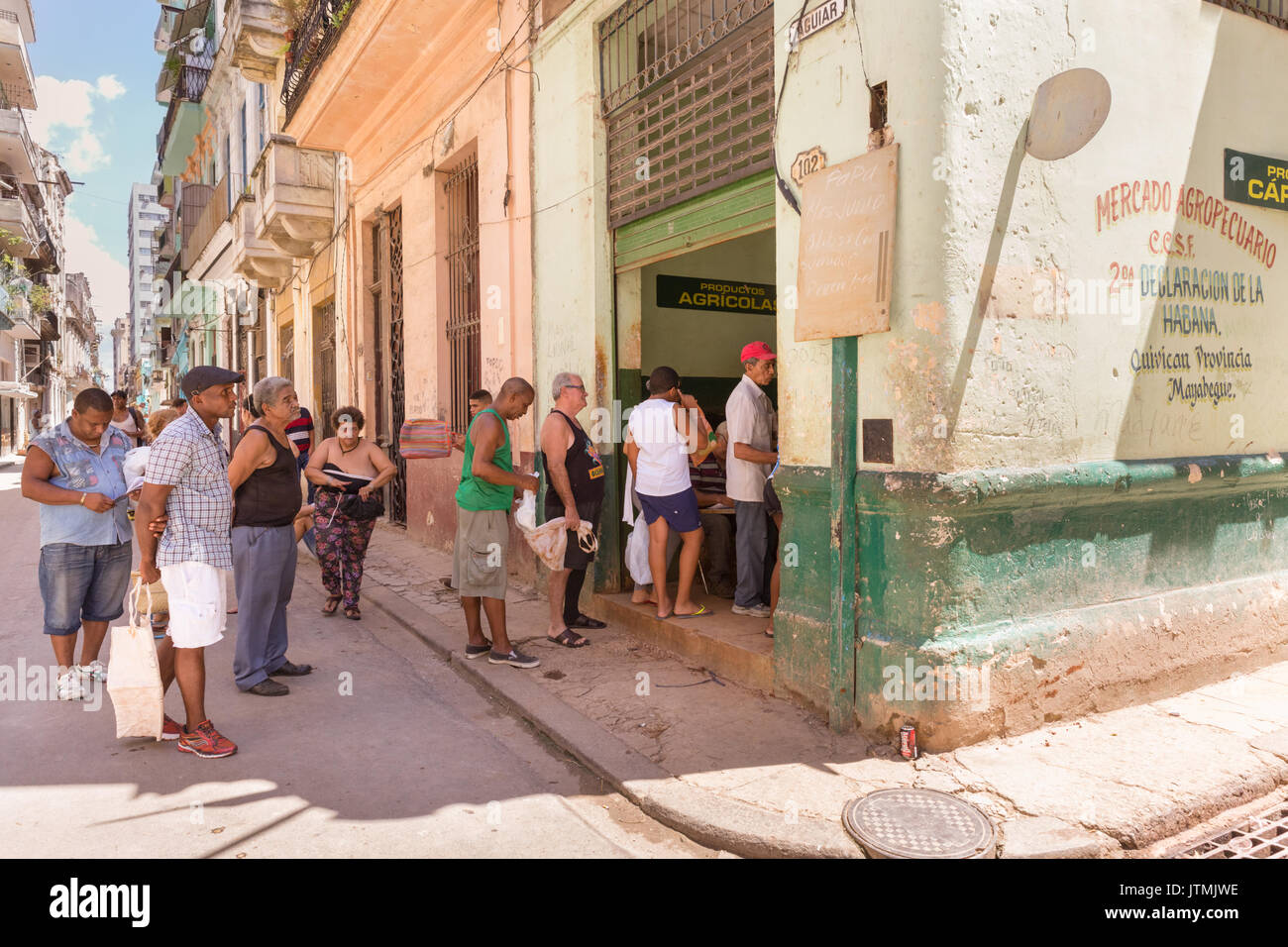 Menschen in der Schlange bei einem Bauernmarkt und Lebensmittelgeschäft, Mercado Agropecuario, Havanna, Kuba Stockfoto