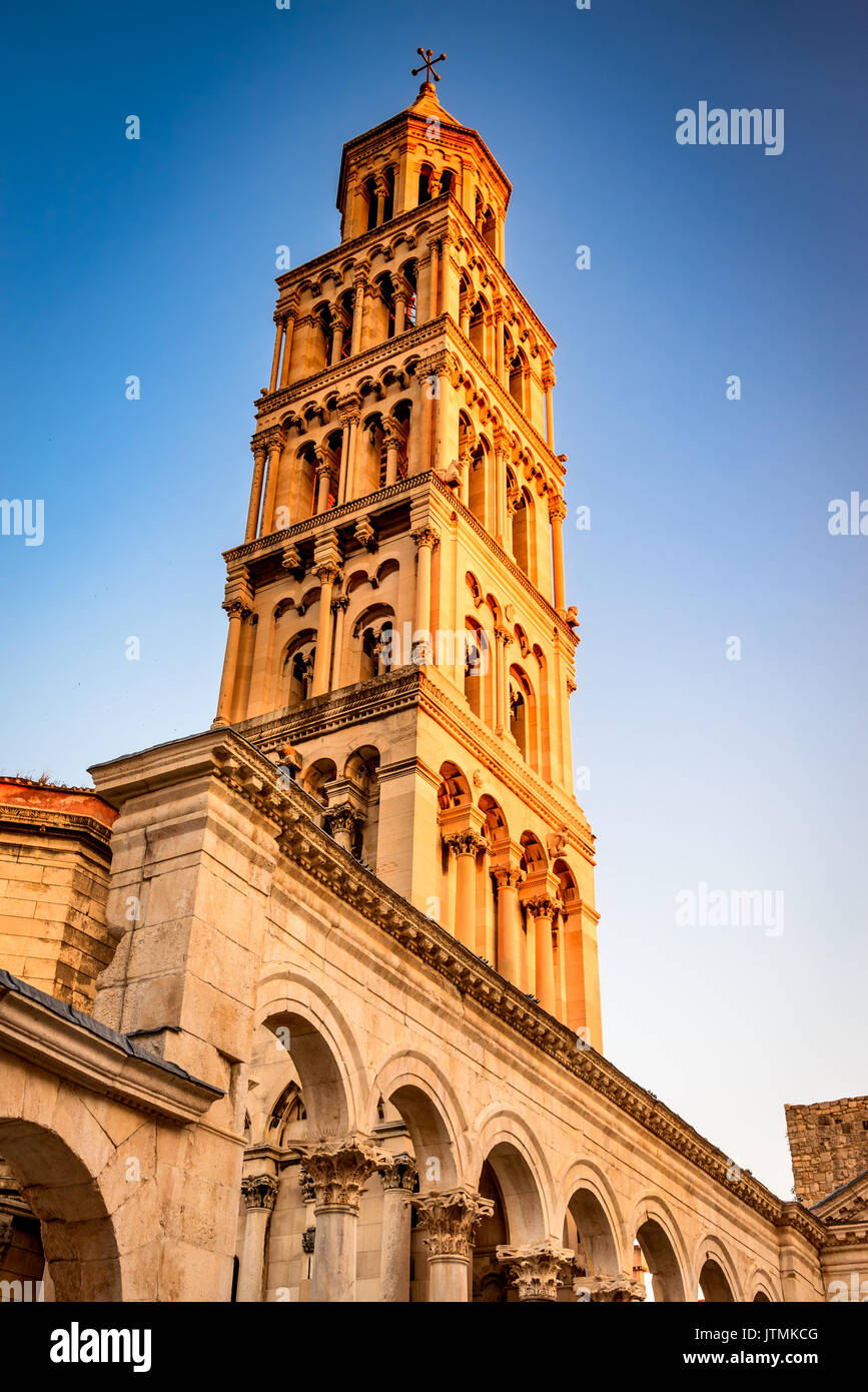 Split, Kroatien. der Turm der Kathedrale des Heiligen Domnius, mittelalterliche Architektur von Dalmatien. Stockfoto