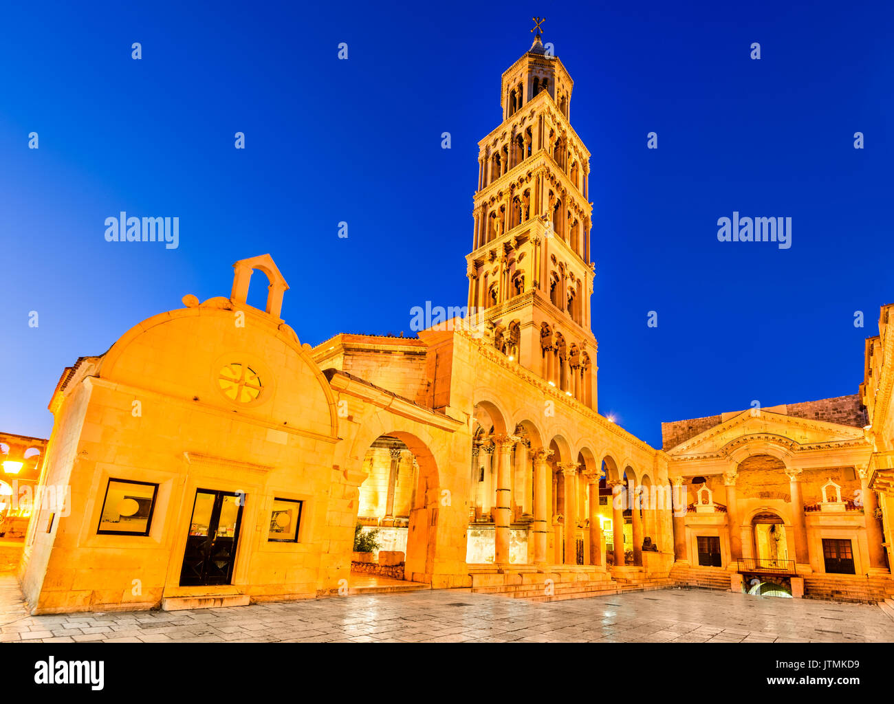 Split, Kroatien. Kathedrale des Heiligen Domnius Glockenturm und der antiken Säulengang in der Nacht. Stockfoto