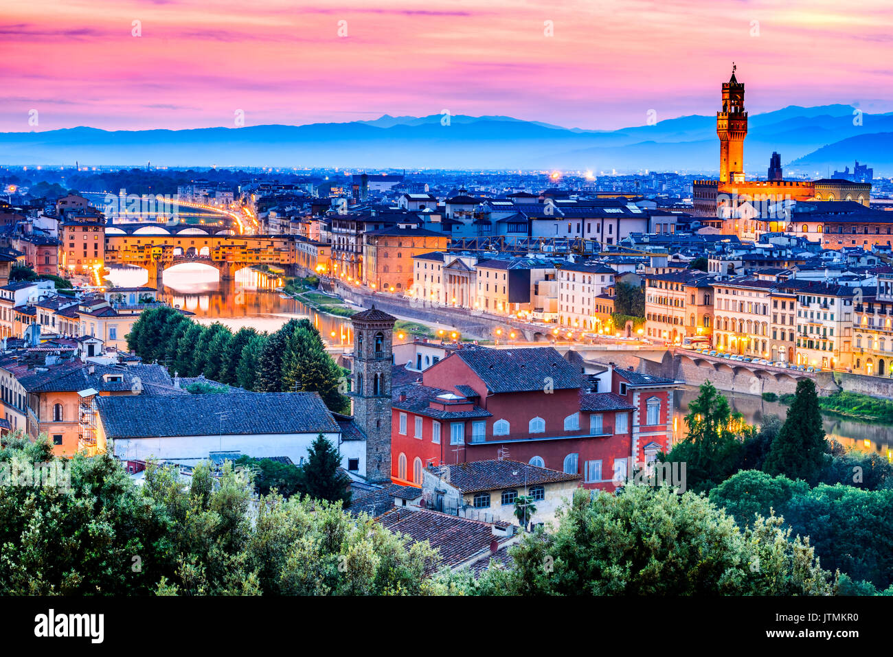 Florenz, Italien - Ponte Vecchio, der Palazzo Vecchio und Arno, Nacht in der Toskana, Toscana. Stockfoto