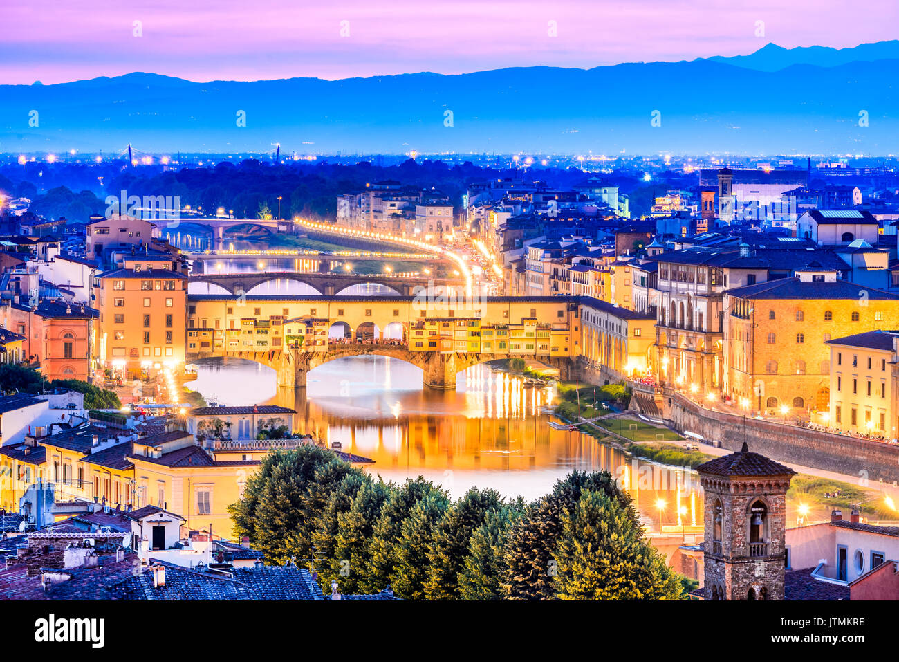 Toskana - Florenz, Ponte Vecchio und Palazzo Vecchio in der Nacht, Architektur der Renaissance in Italien. Stockfoto