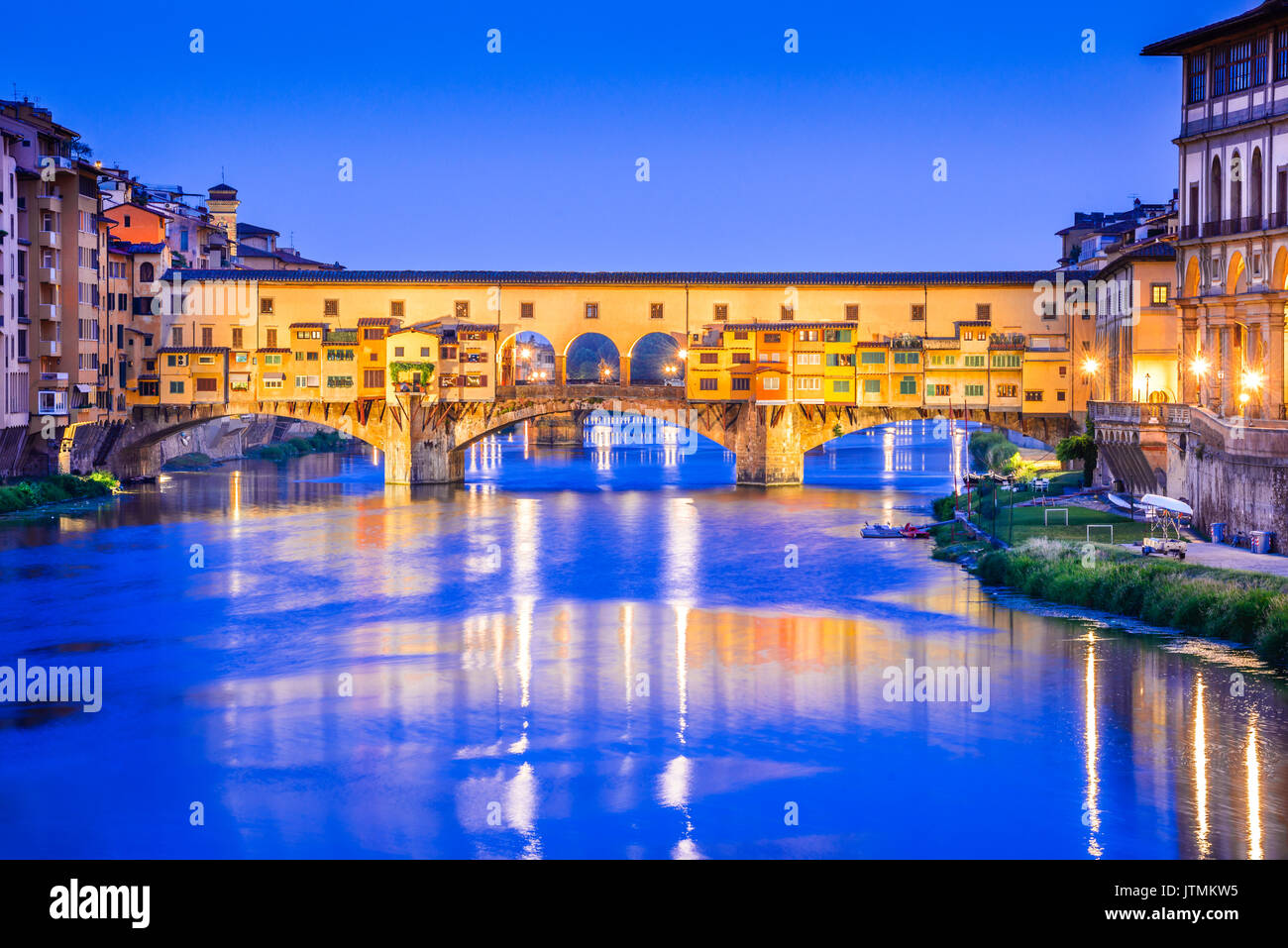 Florenz, Toskana - Ponte Vecchio, mittelalterliche Steinbogen Brücke über den Fluss Arno, Architektur der Renaissance in Italien. Stockfoto
