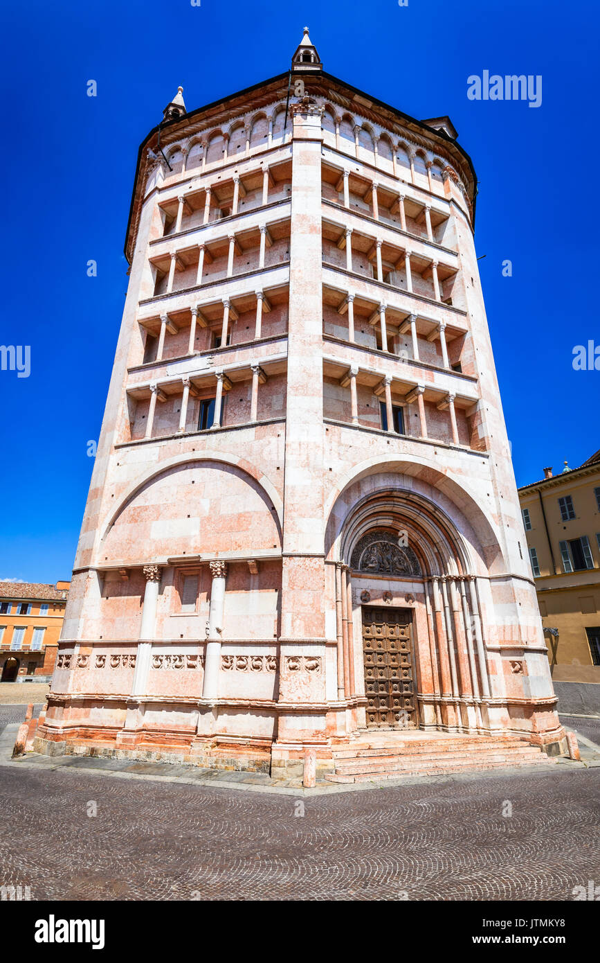 Parma, Italien - Piazza del Duomo mit dem Baptisterium, im Jahr 1059 gebaut. Die romanische Architektur in der Emilia - Romagna. Stockfoto