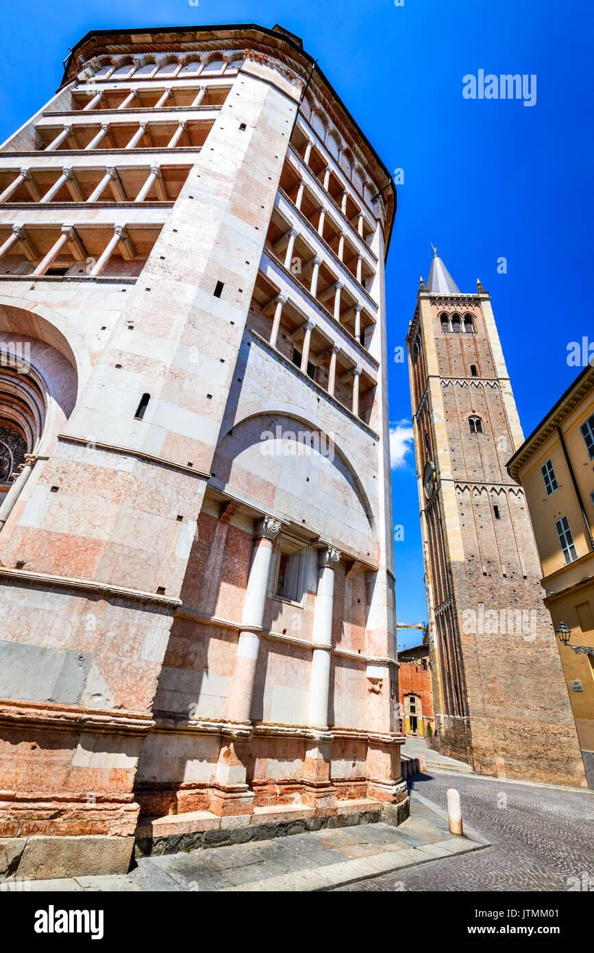 Parma, Italien - Piazza del Duomo mit dem Dom und Baptisterium, im Jahr 1059 gebaut. Die romanische Architektur in der Emilia - Romagna. Stockfoto