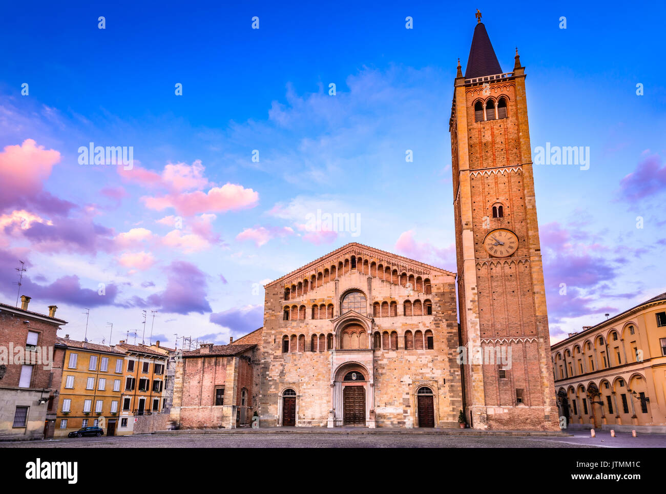Parma, Italien - Piazza del Duomo mit dem Dom und Baptisterium bei Dämmerung Licht. Die romanische Architektur in der Emilia-Romagna. Stockfoto