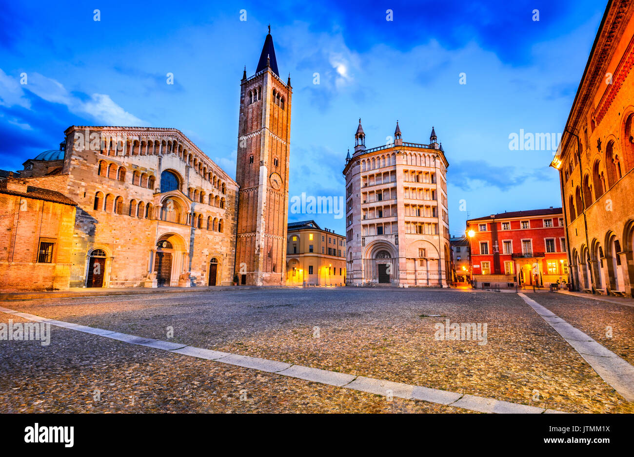 Parma, Italien - Piazza del Duomo mit dem Dom und Baptisterium, im Jahr 1059 gebaut. Die romanische Architektur in der Emilia-Romagna. Stockfoto