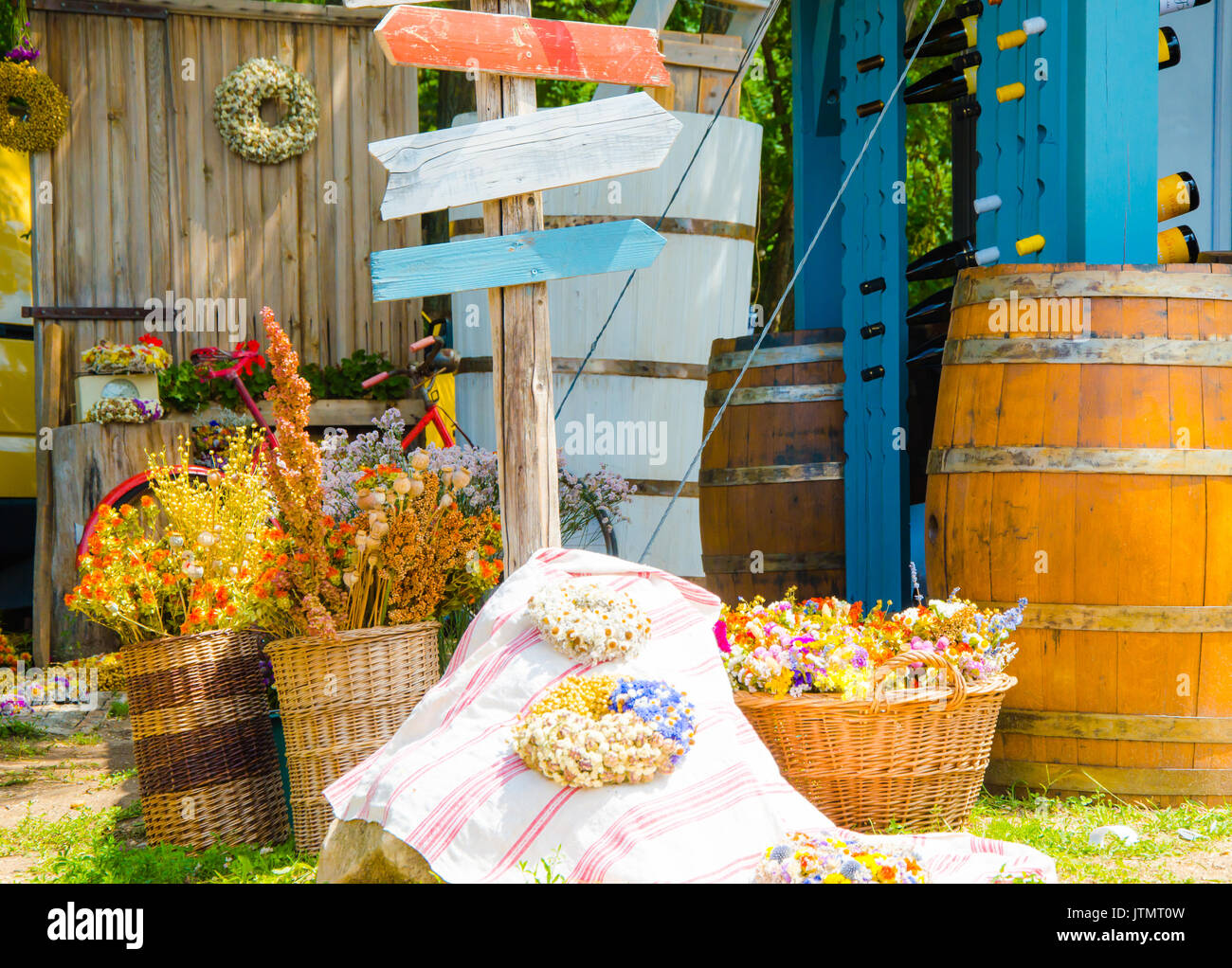 Pfeil Zeichen auf Markt, Vintage Flohmarkt Szene Stockfoto