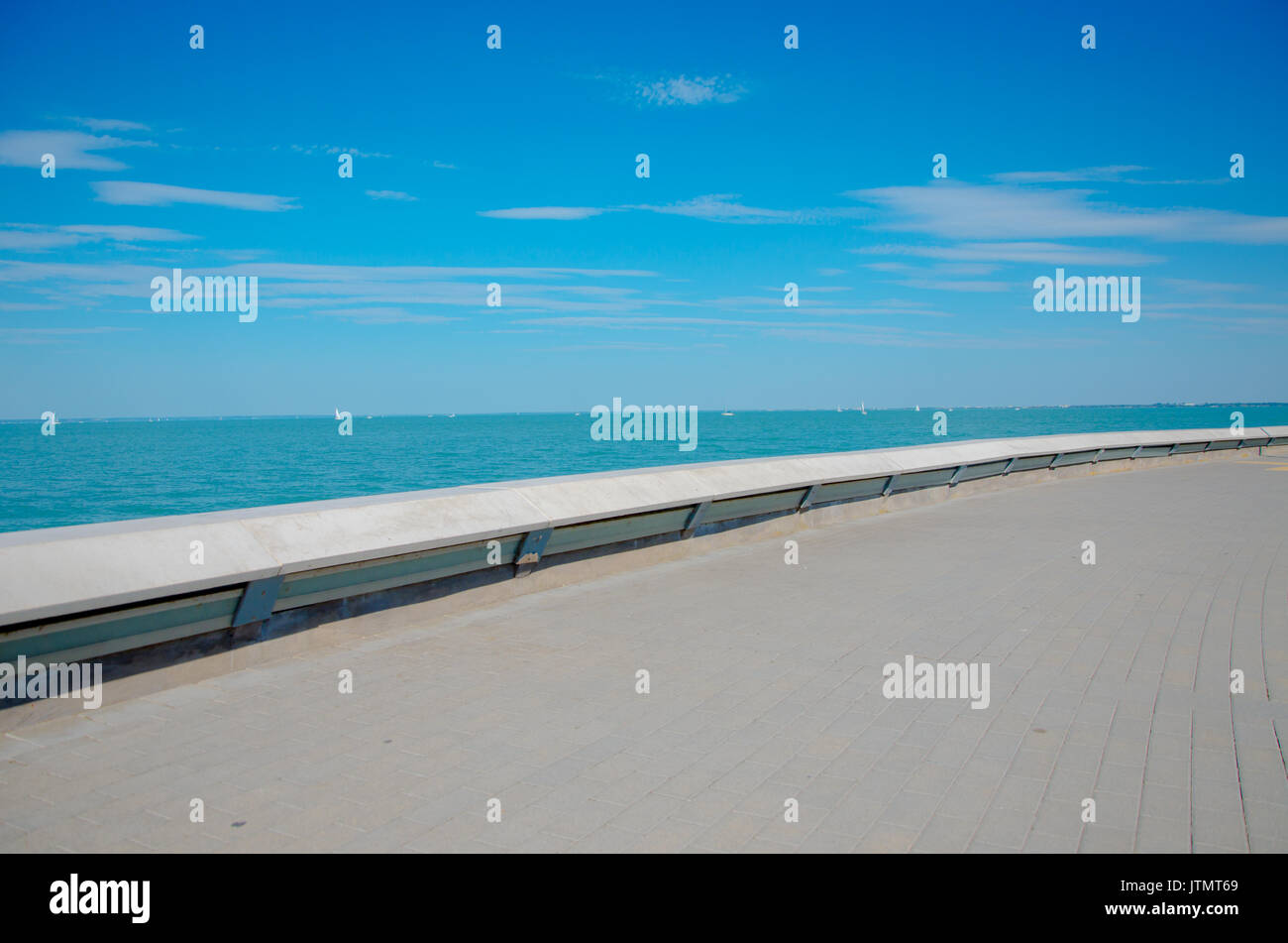 Segelboote am Balaton See, leer mole Schiene im Vordergrund. Stockfoto