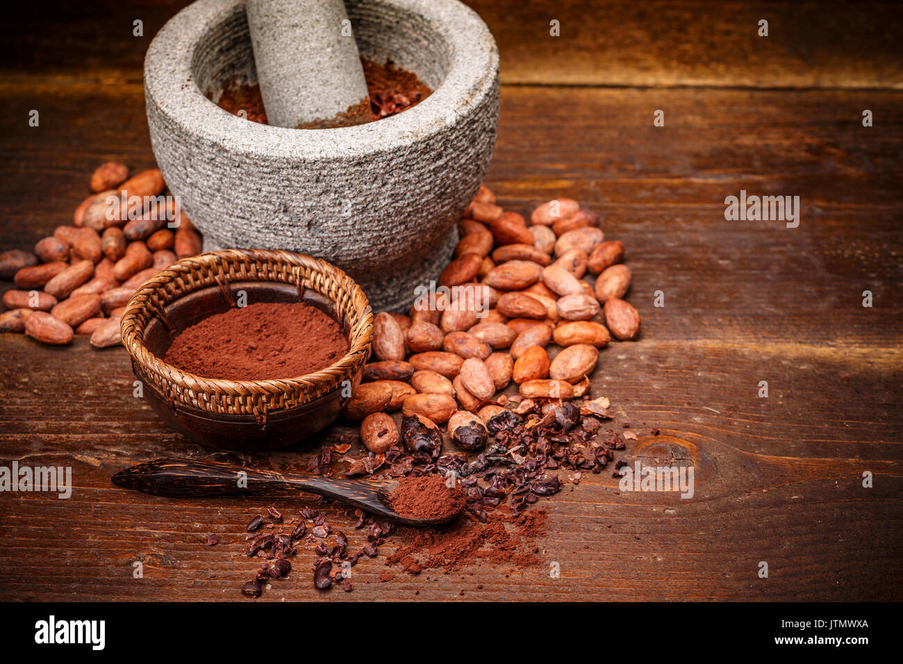 Kakaobohnen mahlen -Fotos und -Bildmaterial in hoher Auflösung – Alamy