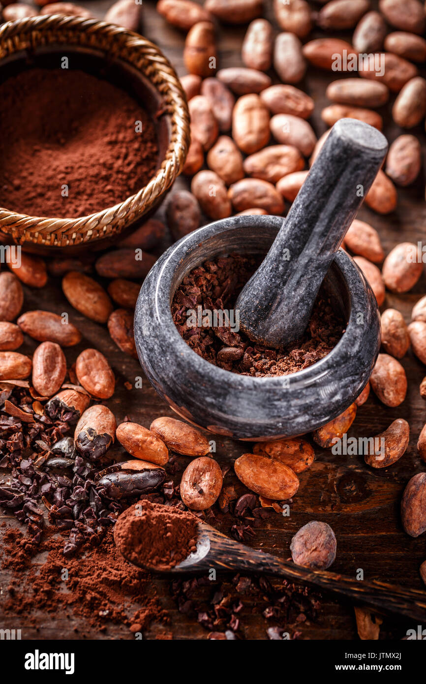 Kakaobohnen mahlen -Fotos und -Bildmaterial in hoher Auflösung – Alamy