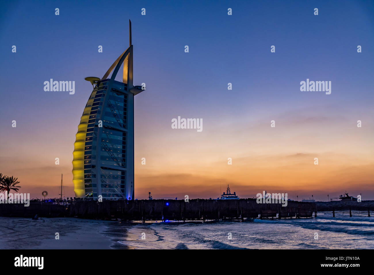 Blick auf das Burj Al Arab Hotel, Dubai, Vereinigte Arabische Emirate Stockfoto