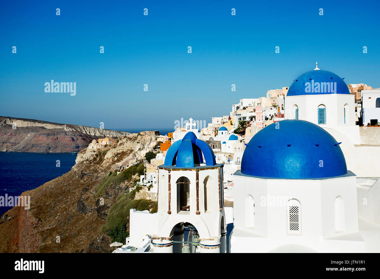 Blaue Kuppeln in Oia oder Ia, eine kleine Stadt, und der ehemalige Gemeinschaft in der südlichen Ägäis auf den Inseln Thira und Therasia, in der Kykladen, Griechenland Stockfoto