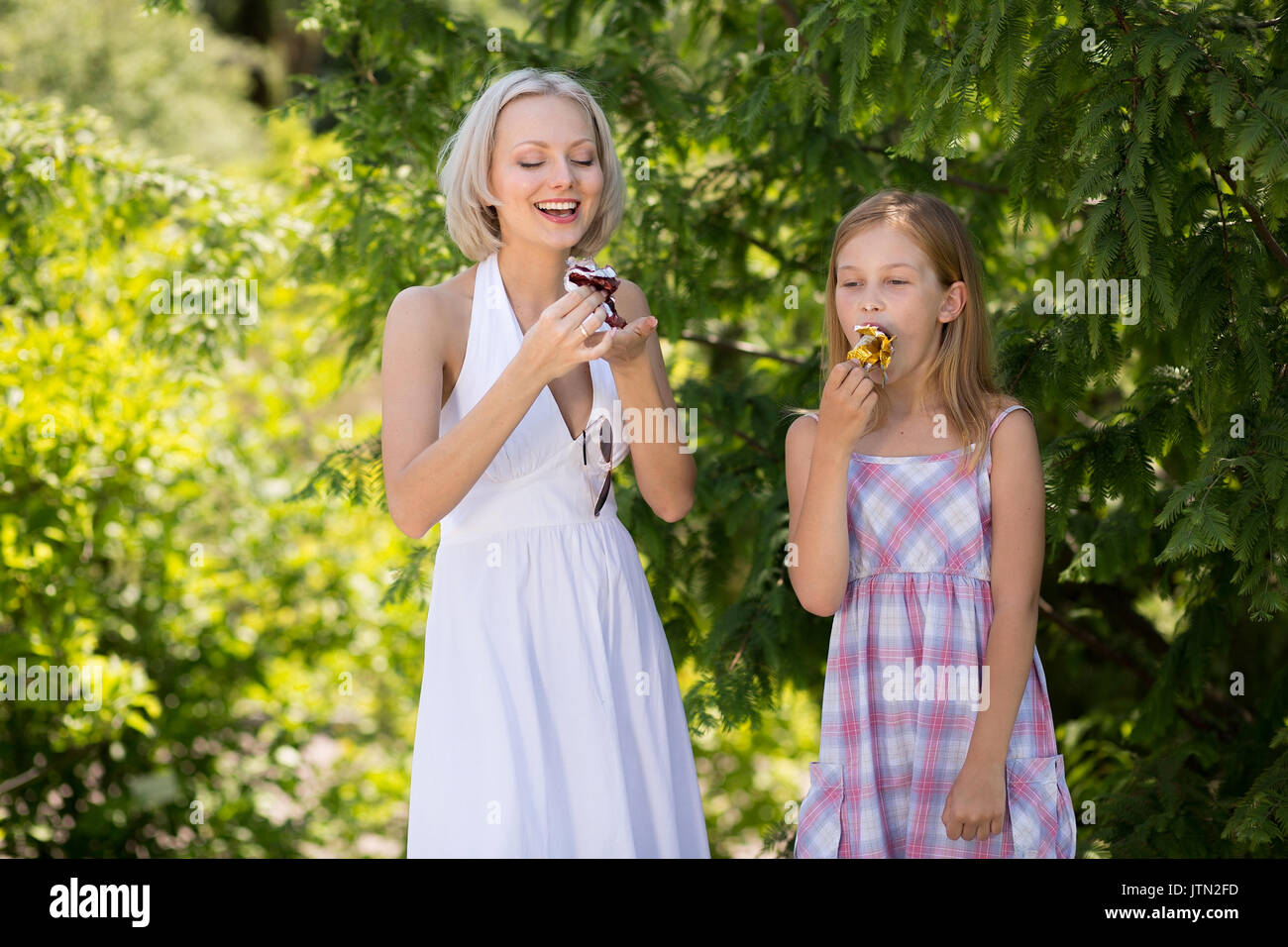 Mutter und Tochter genießen Eis, zeigt positive Emotionen. Stockfoto