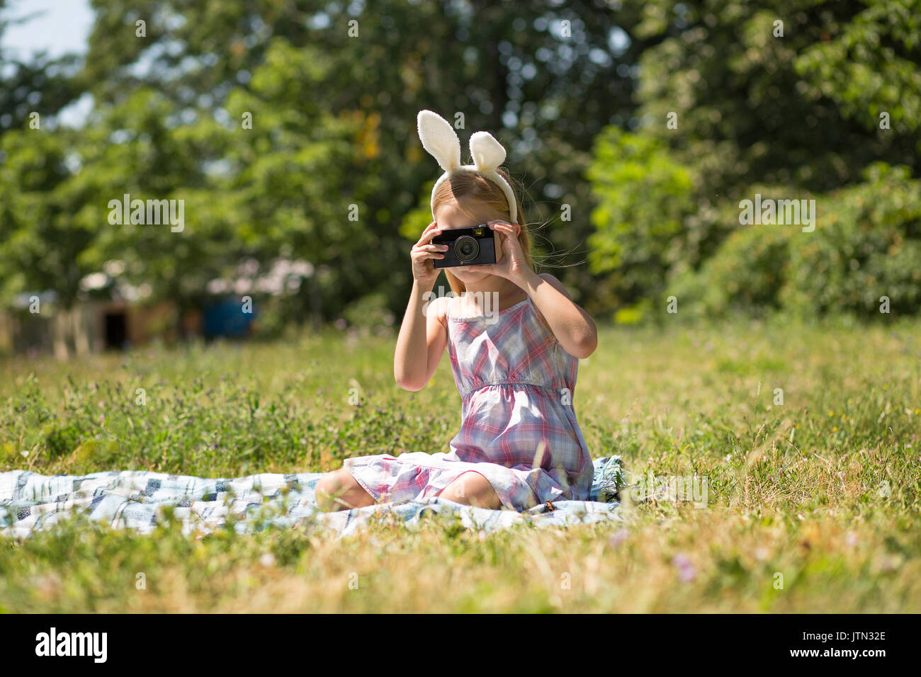 Kleines Mädchen mit Hasenohren unter Foto geschossen. Stockfoto