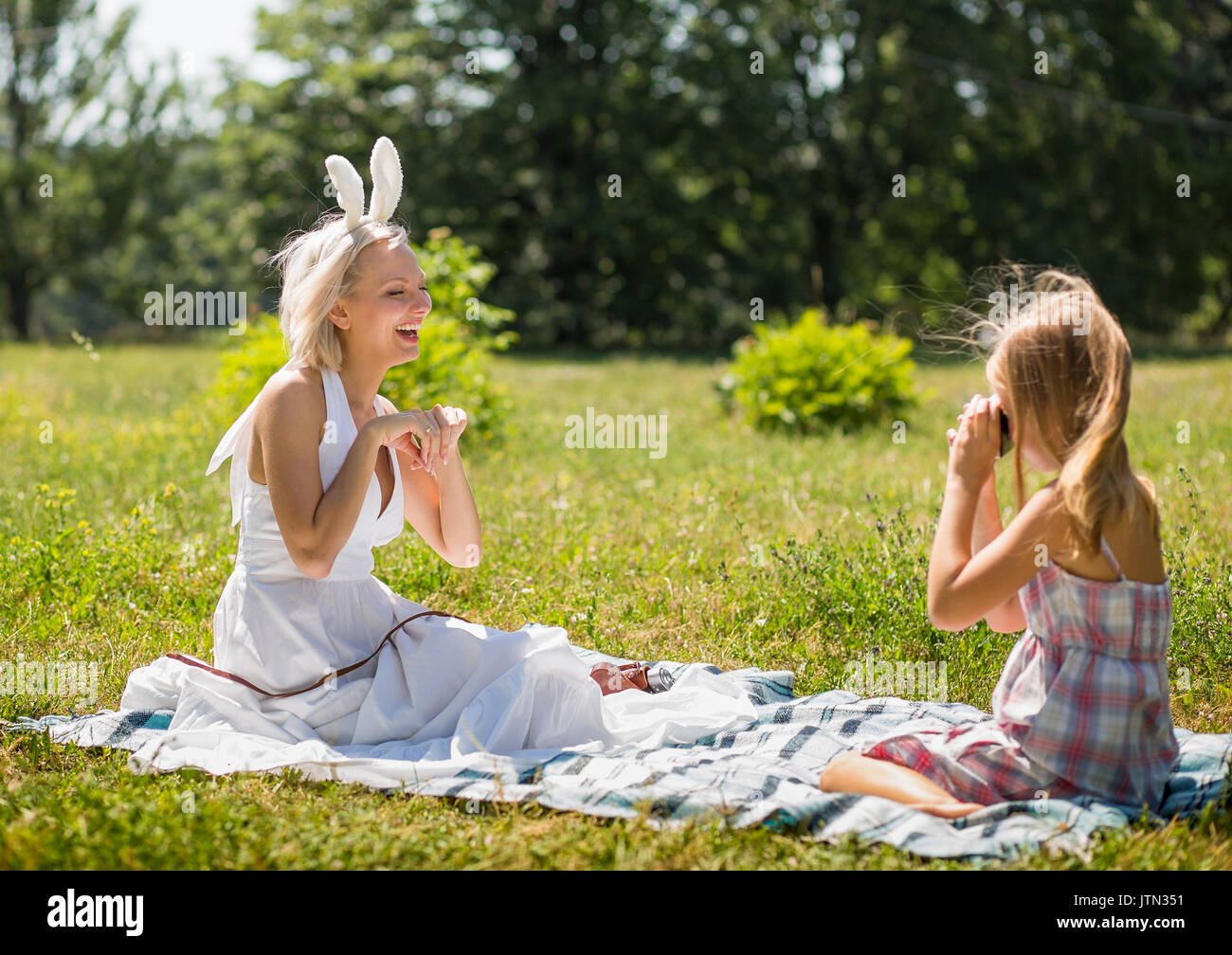 Mutter und Tochter spielen von Fotograf und Modell. Stockfoto