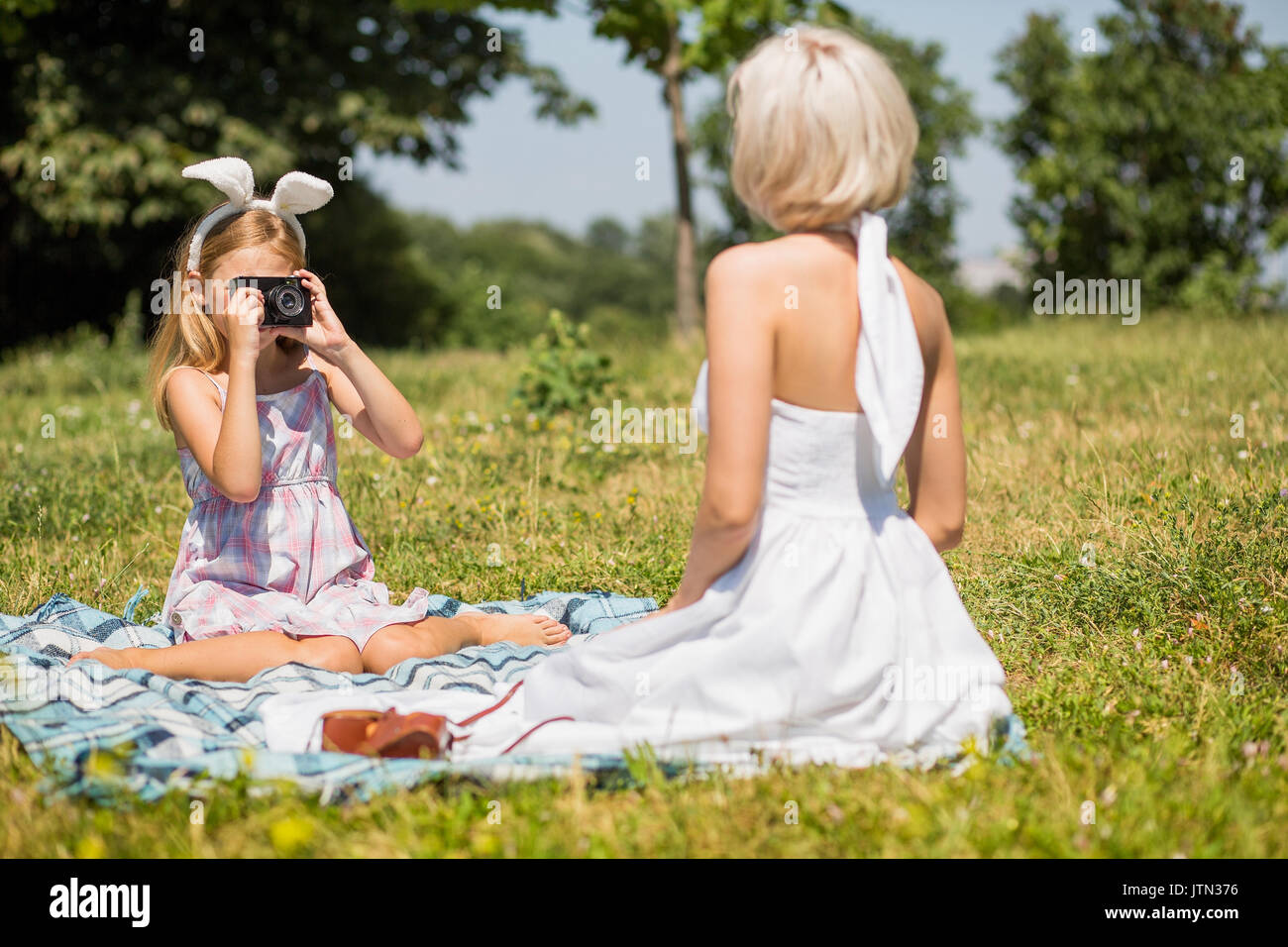 Tochter Fotograf und Mutter Modell im Freien spielen. Stockfoto