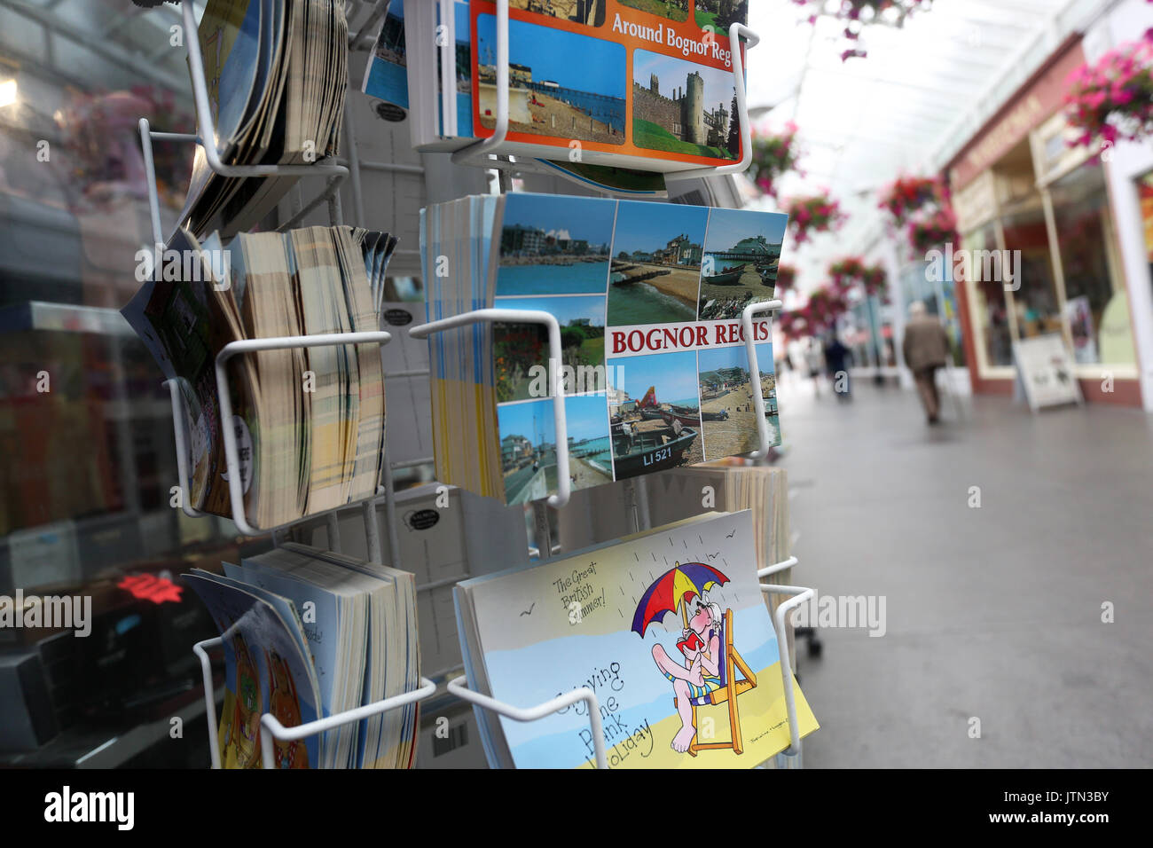 Postkarten zum Verkauf in Chichester, West Sussex, UK. Stockfoto