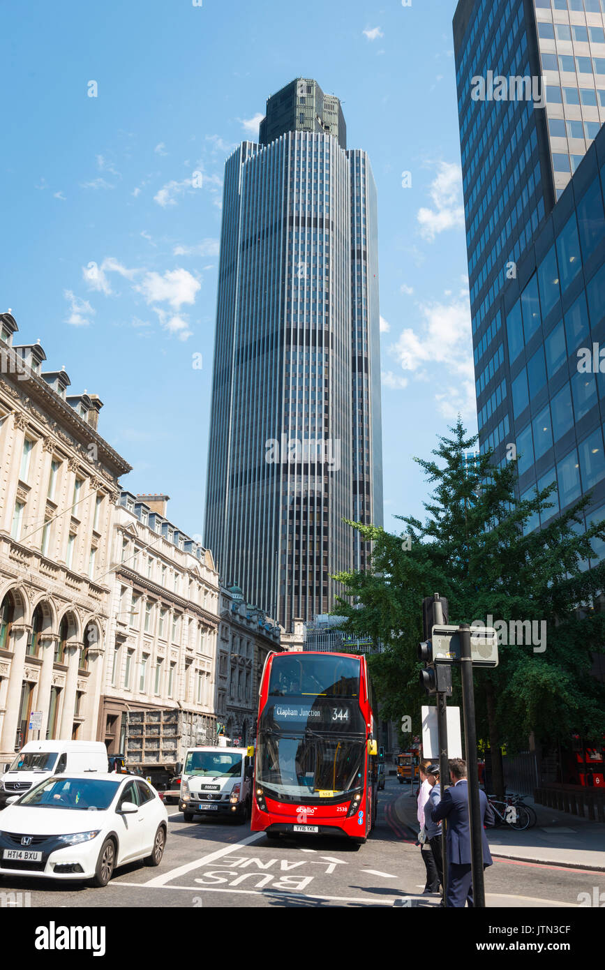 Großbritannien London City of London Financial District Bishopsgate Tower 42 600 Füße 47 Etagen tfl roten Doppeldeckerbus lane Ampel Gebäude Büros Stockfoto