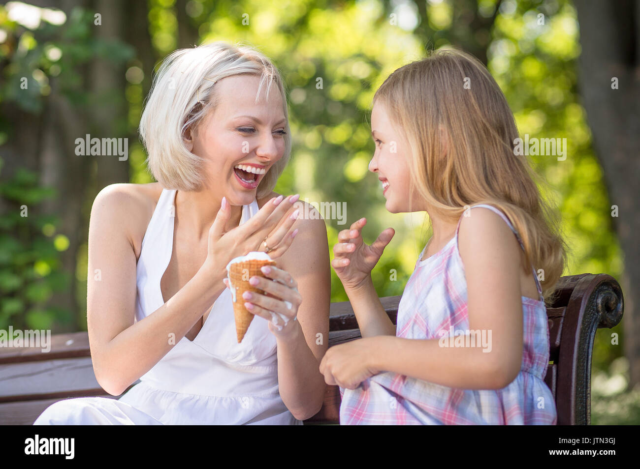 Mutter und Tochter Eis essen. Stockfoto