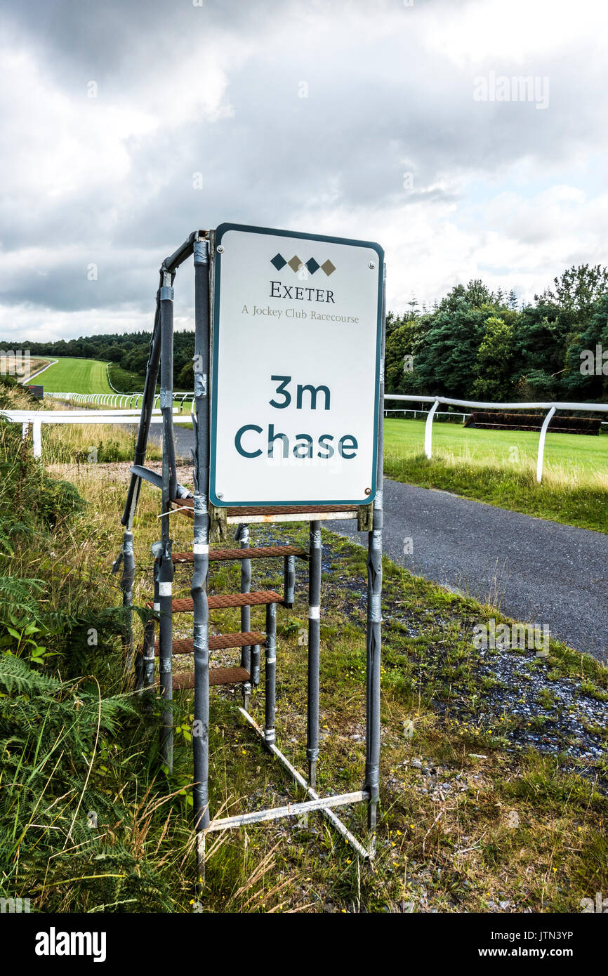 3m Chase Zeichen, neben der leeren Spur an der Exeter Racecourse, einen Reinrassigen Pferderennen Veranstaltungsort in der Nähe der Stadt Exeter, Devon, England, Großbritannien. Stockfoto