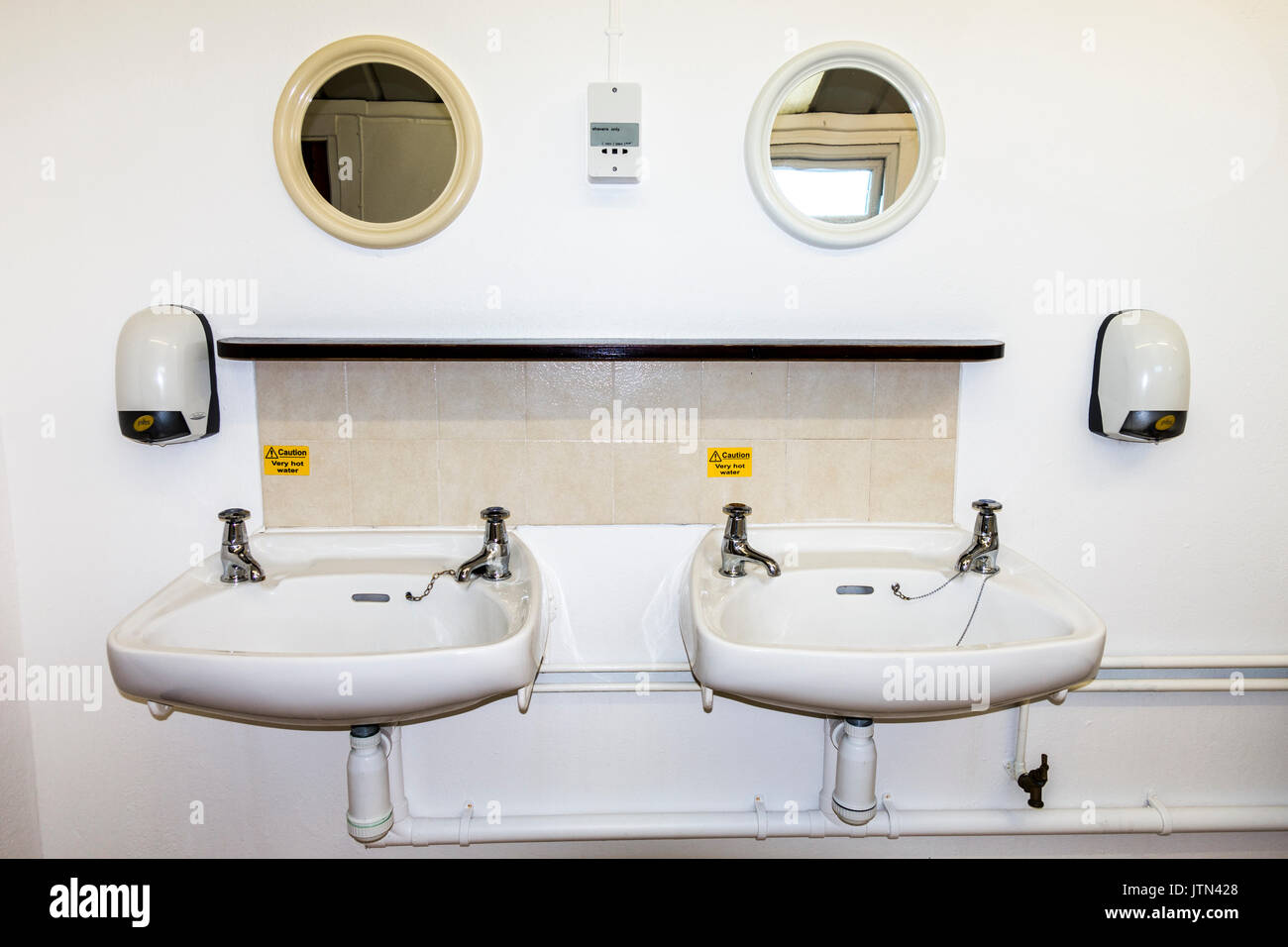 2 Waschbecken in der Toilette für Gäste des Campingplatzes. England, UK. Stockfoto