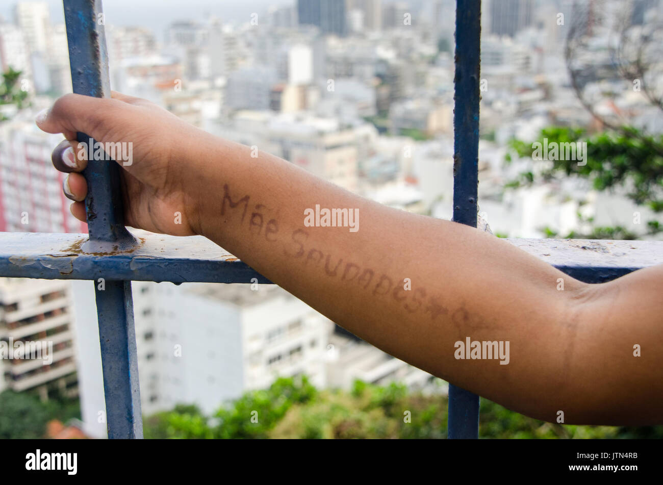 Eine Meldung auf den Arm eines Mädchens, die übersetzt "ich vermissen sie Mama' geschrieben. In einer Favela in Rio getroffen Stockfoto