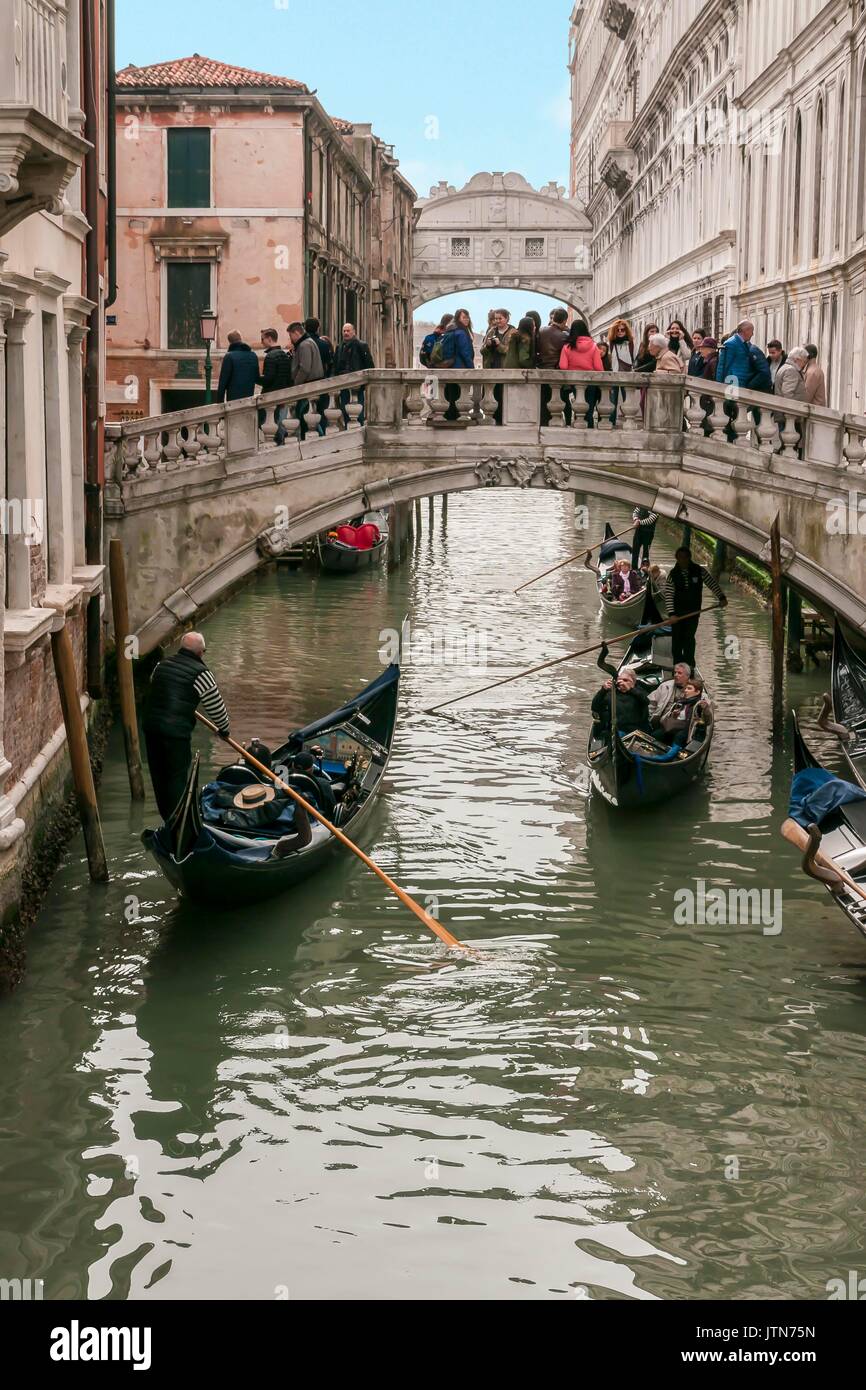 Touristen auf der weltberühmten Touristenattraktion überfüllt, der Seufzerbrücke, über einen Kanal in Venedig, Italien Stockfoto