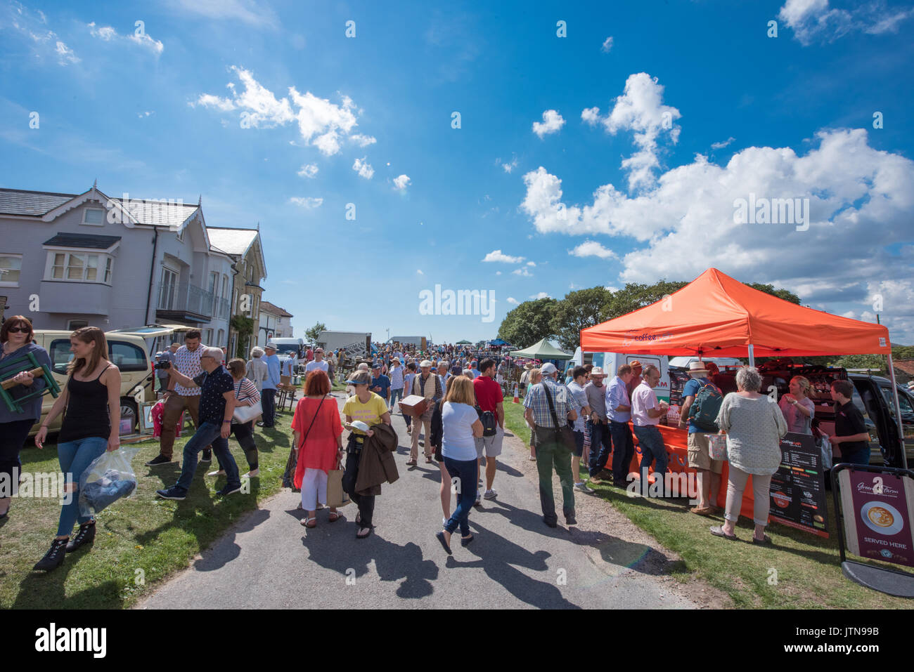 Geschäftigen Menschenmassen an einem heißen sonnigen Sommer an einem großen Outdoor Antiquitäten Messe in beliebten Luxushotels Southwold, Suffolk, Großbritannien Stockfoto