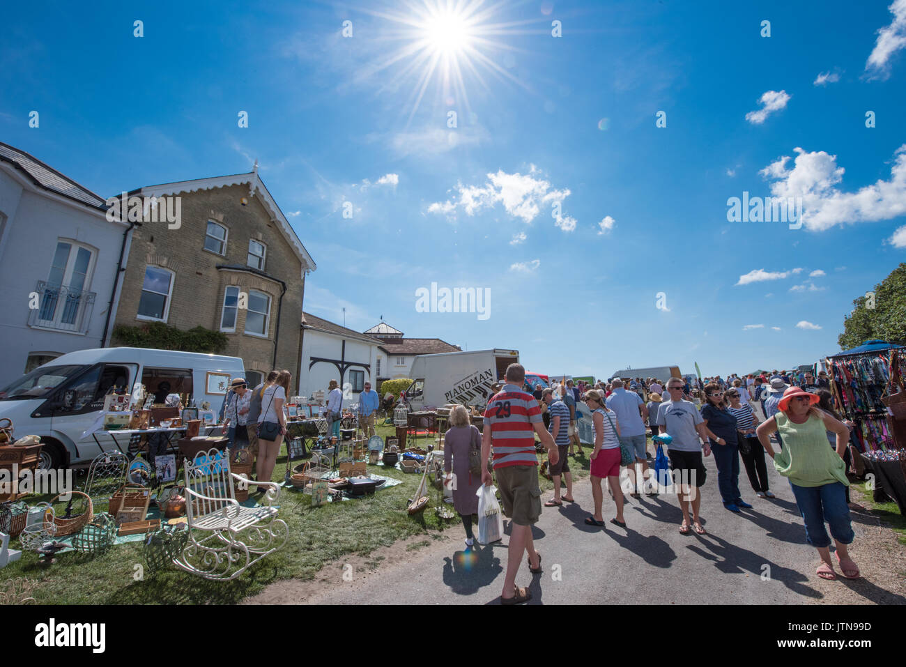 Geschäftigen Menschenmassen an einem heißen sonnigen Sommer an einem großen Outdoor Antiquitäten Messe in beliebten Luxushotels Southwold, Suffolk, Großbritannien Stockfoto