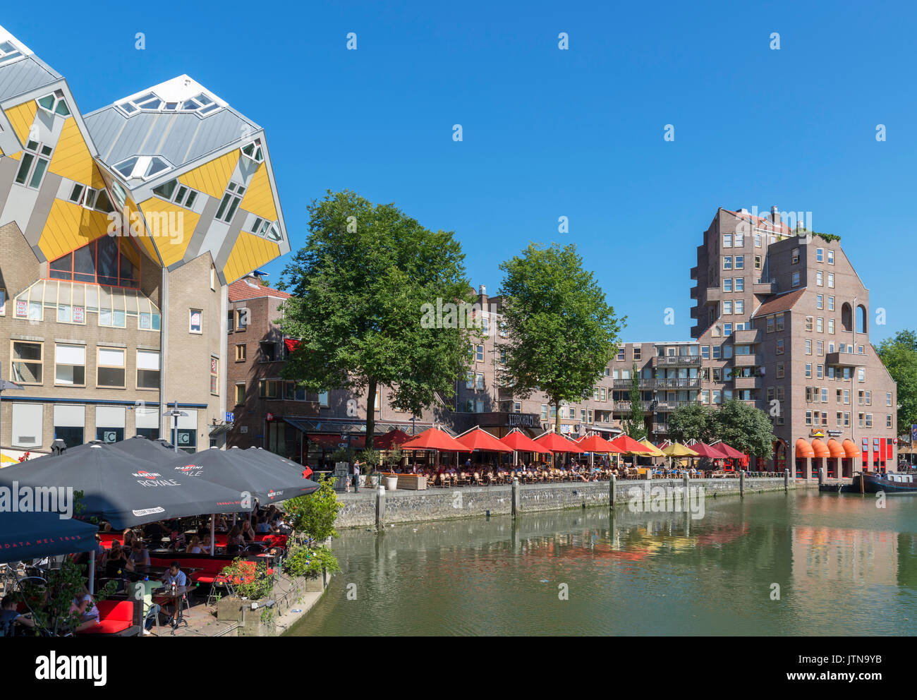 Restaurants am Wasser in der Oude Haven (alter Hafen) mit Cube Häuser (Kubuswoningen) nach links, Rotterdam, Niederlande Stockfoto