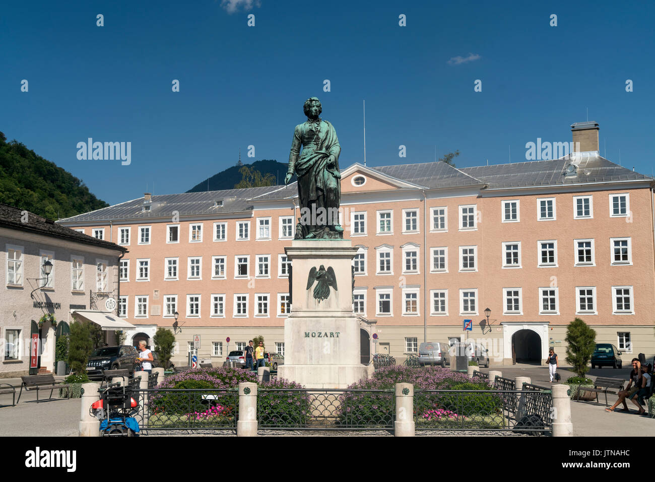 Mozartdenkmal auf dem Mozartplatz, Salzburg, Österreich | Mozart Statue am Mozartplatz, Salzburg, Österreich Stockfoto