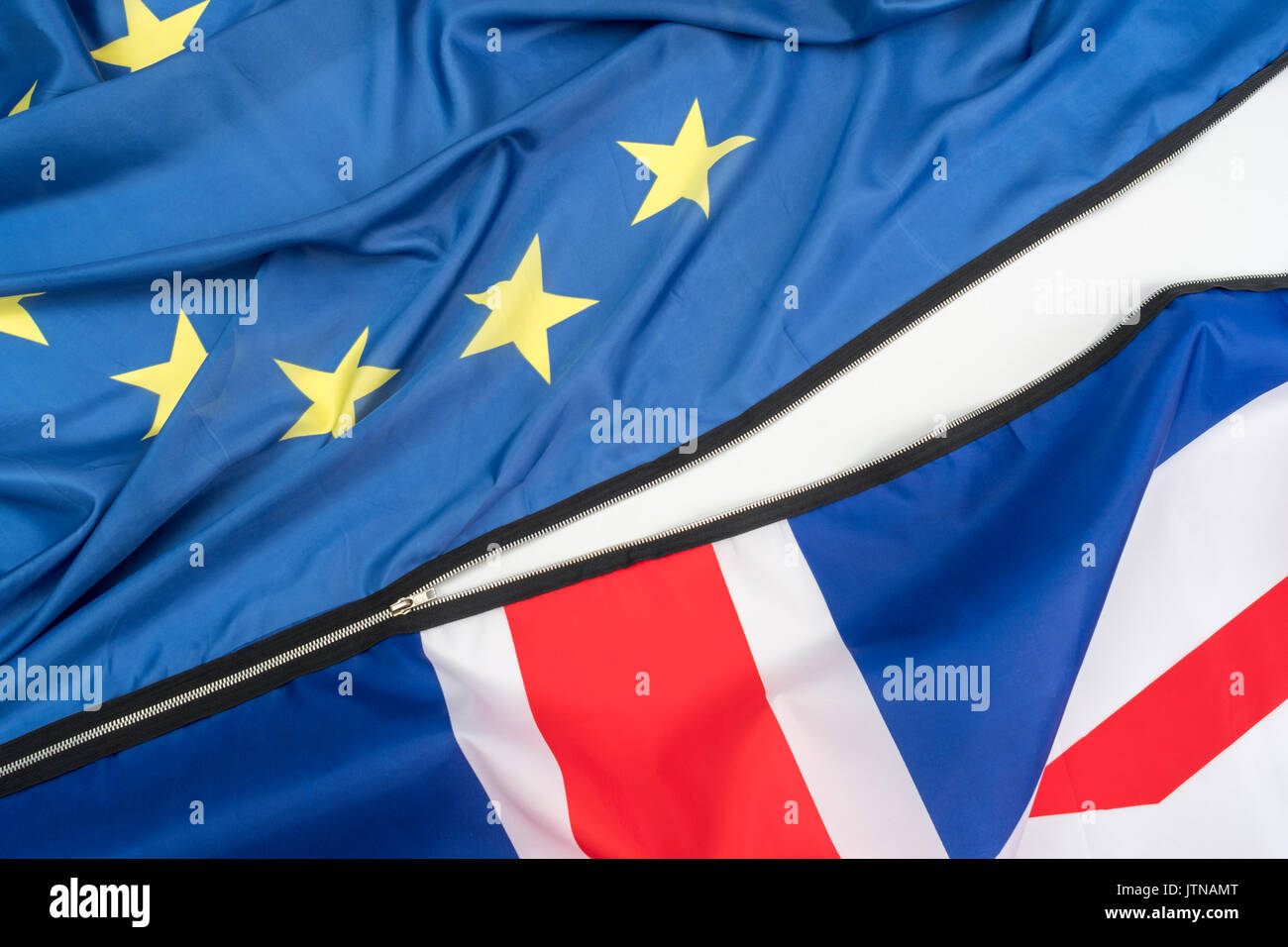 Entzippung der Beziehungen zwischen der EU und dem Vereinigten Königreich nach 40 Jahren. Brexit-Konzept - Union Jack und EU-Flaggen trennen sich. No-Deal-Brexit. Stockfoto