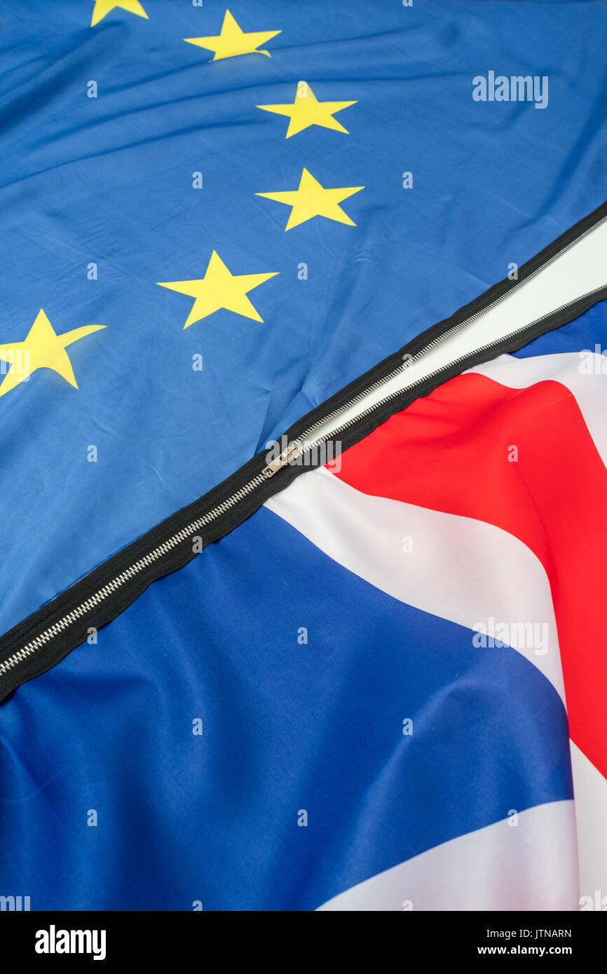 Entzippung der Beziehungen zwischen der EU und dem Vereinigten Königreich nach 40 Jahren. Brexit-Konzept - Union Jack und EU-Flaggen trennen sich. No-Deal-Brexit. Stockfoto