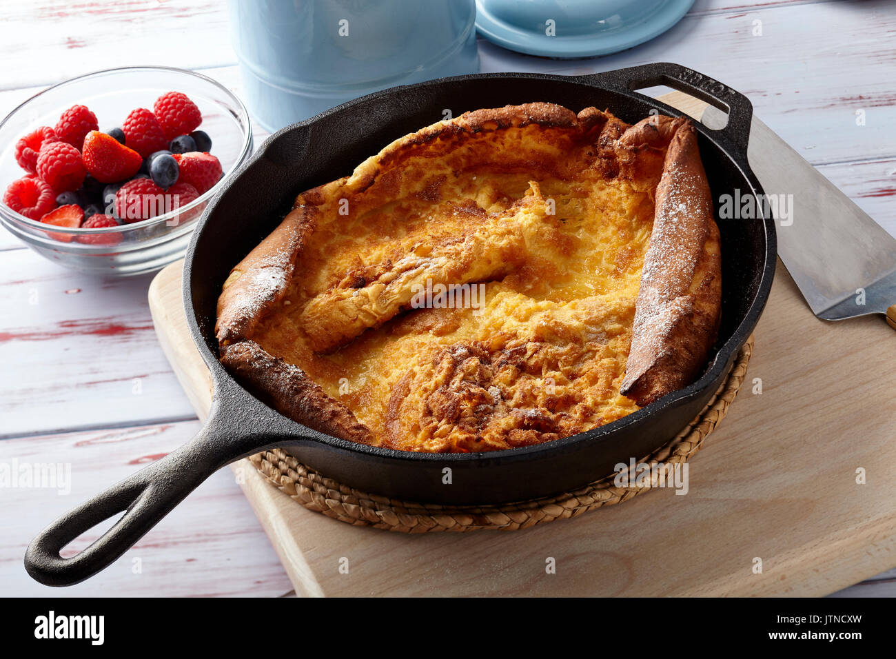 Niederländische baby Pfannkuchen mit Beeren Stockfoto