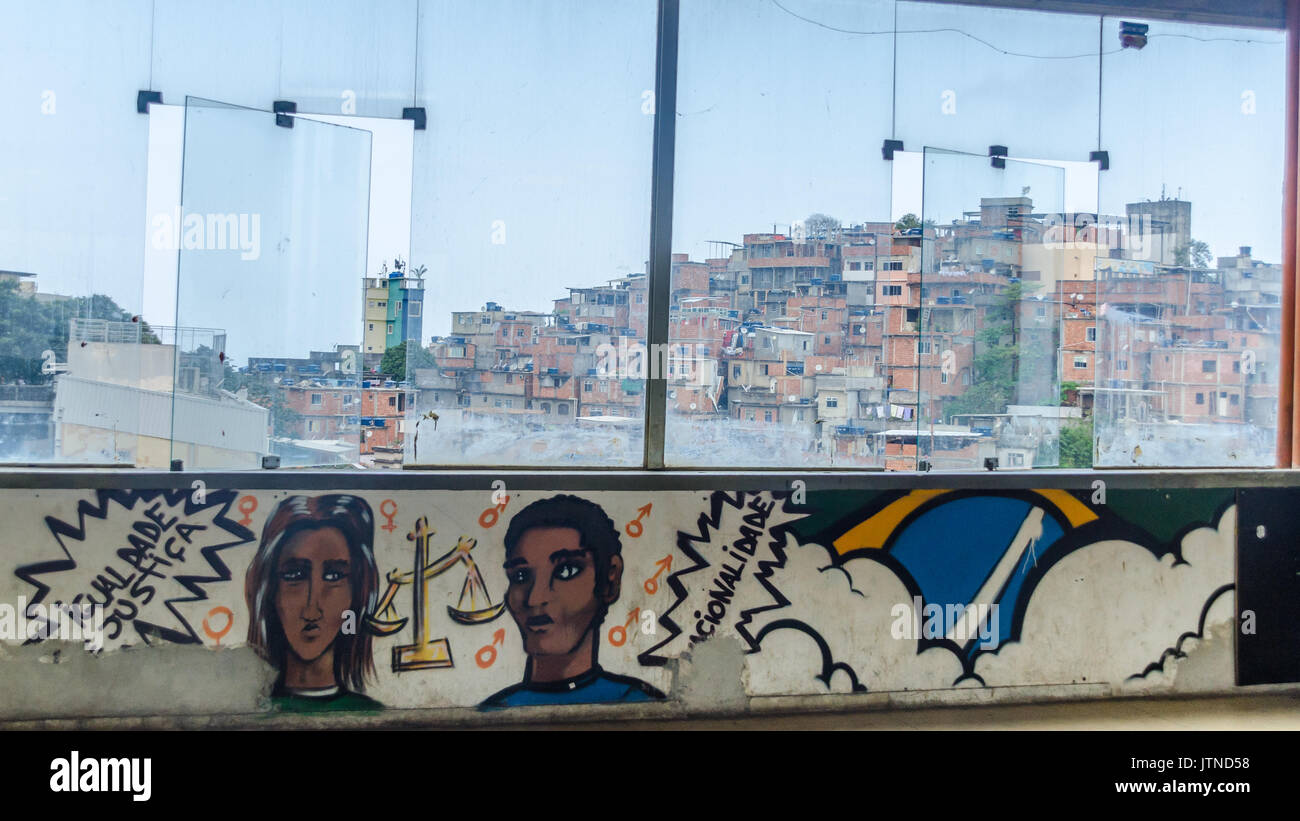 Graffiti über Themen der Staatsangehörigkeit und des Rechts mit Blick auf Cantagalo Favela in Rio de Janeiro, Brasilien Stockfoto