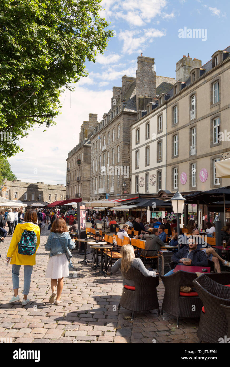 St Malo ummauerte Stadt, - Touristen zu Fuß in der Altstadt im Sommer, Saint Malo, Bretagne, Frankreich Stockfoto