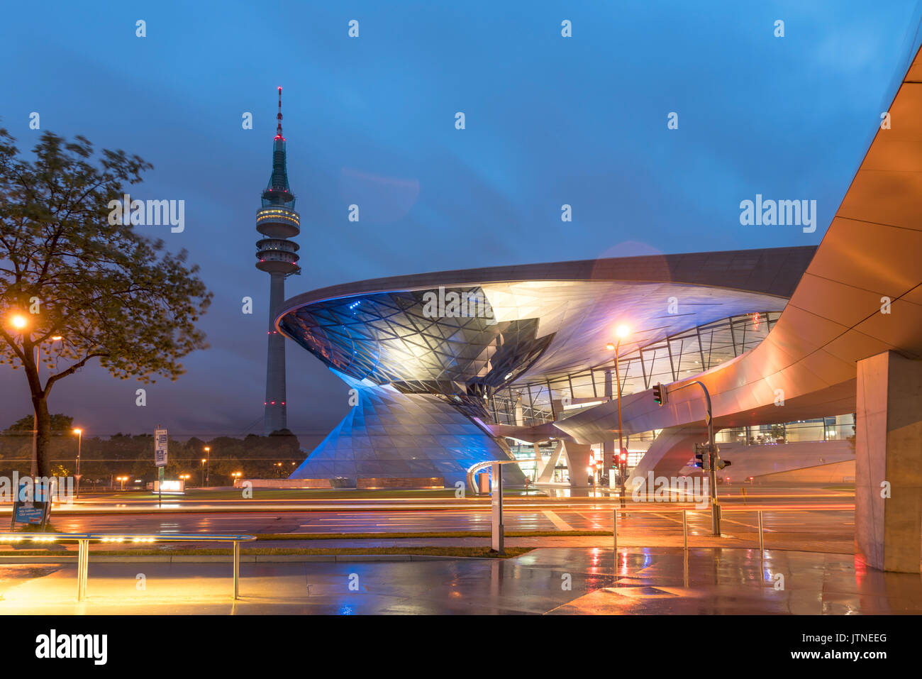 Die BMW Welt in München in der Abendämmerung, Bayern, Deutschland | BMW Welt München bei Dämmerung, Bayern, Deutschland Stockfoto