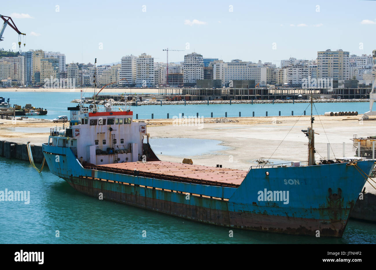 Schiff im Hafen von Tanger, Stadt an der Küste des Maghreb am westlichen Eingang der Meerenge von Gibraltar, wo Mittelmeer trifft Atlantik Stockfoto