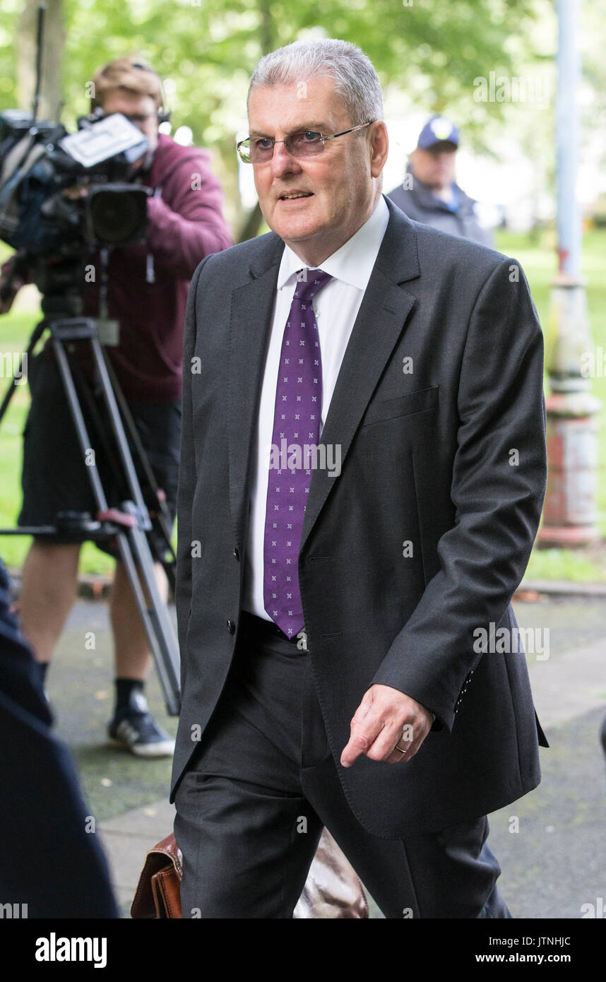 Graham Mackrell, der Sekretär und Sicherheitsbeauftragter des Sheffield Wednesday Football Club war, verlässt das Amtsgericht von Warrington, wo er nach einer Untersuchung der Hillsborough-Katastrophe und ihrer Folgen angeklagt wurde. Stockfoto