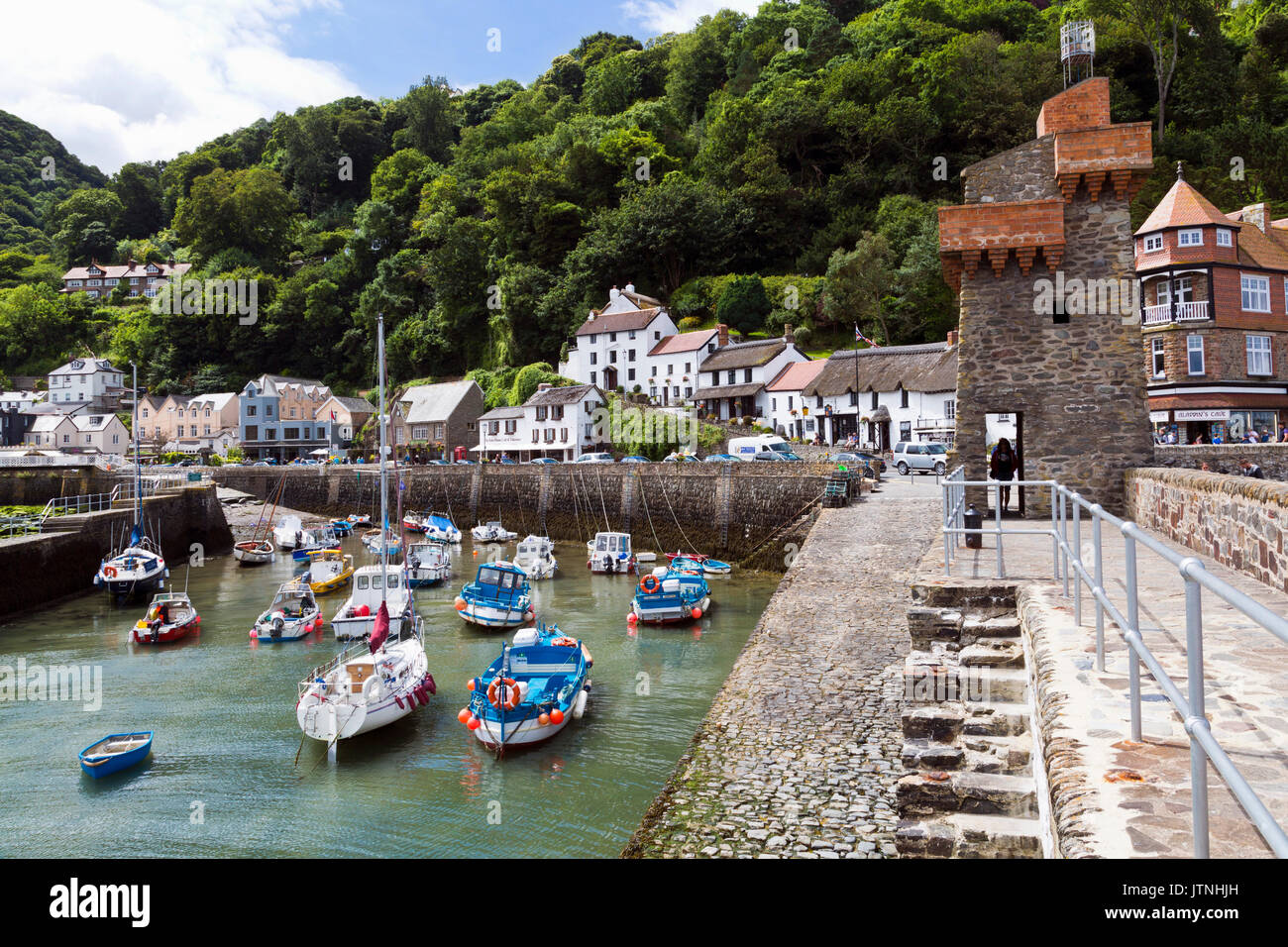 Fischerboote vertäuten im Hafen von Lynton an der Küste von North Devon Stockfoto