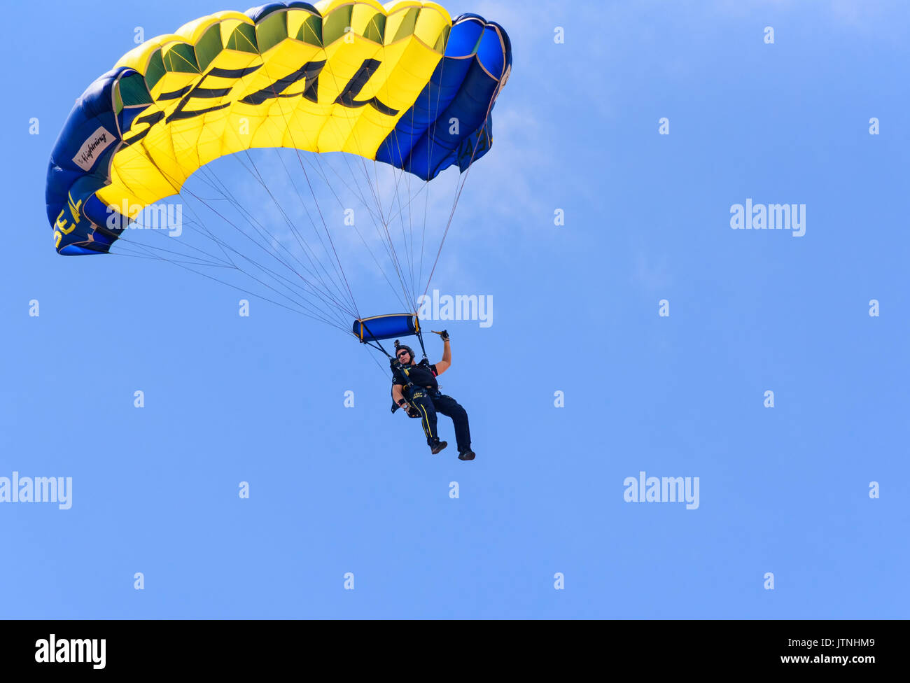 Cheyenne, Wyoming, USA - 27. Juli 2017: US Navy leap frogs Team der Fallschirmspringer öffnet den jährlichen Grenze tage Rodeo. Fallschirm Vordach von Pd lightni Stockfoto