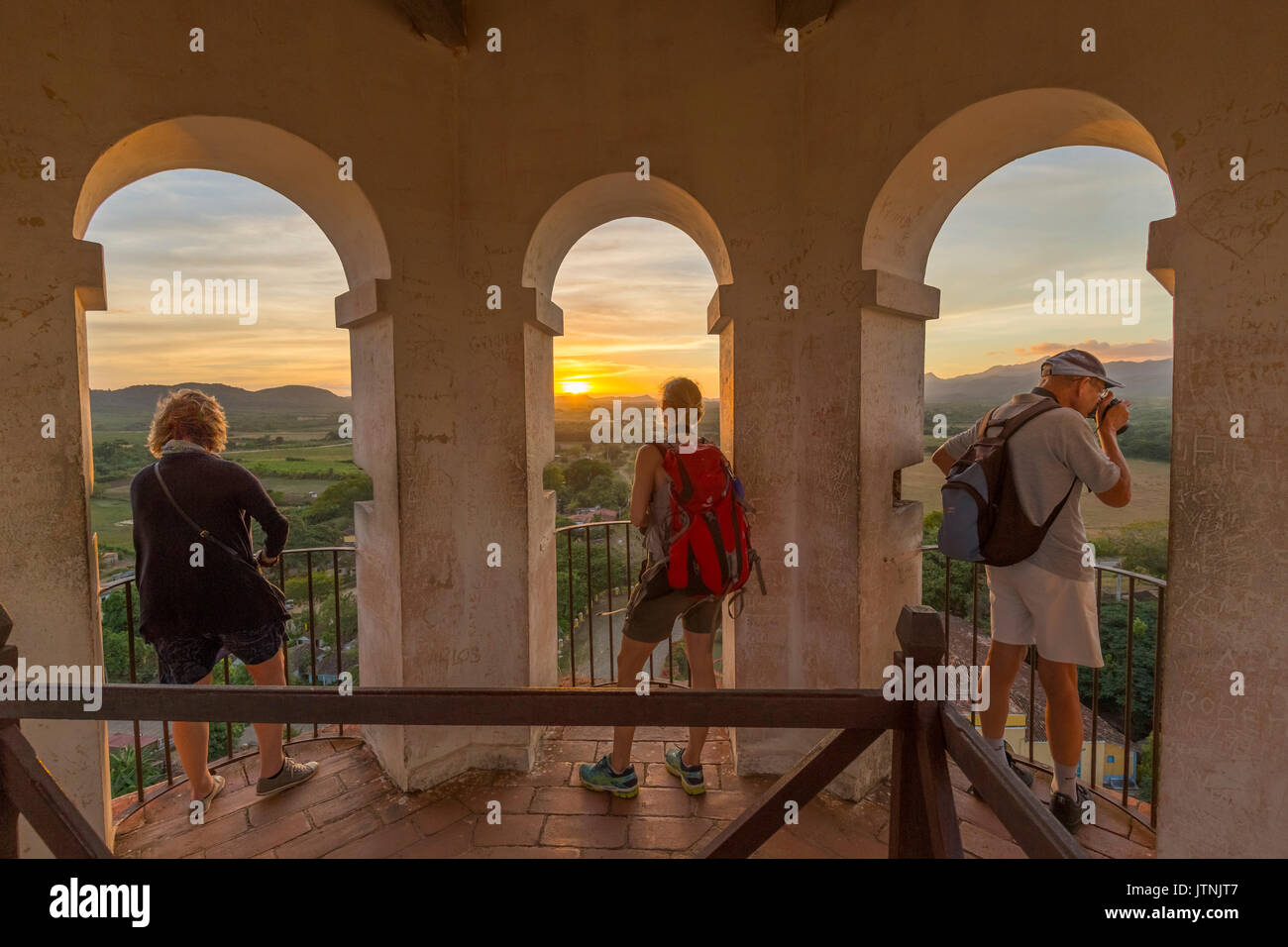 Drei Touristen genießen Sie den Blick auf Valle tun los Ingenios vom Aussichtsturm Stockfoto